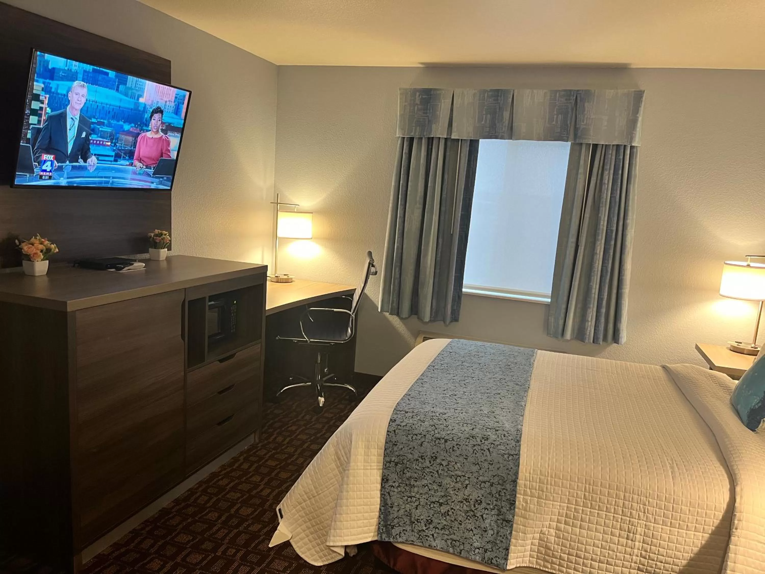 Guests, Bed in Garnett Hotel & RV Park