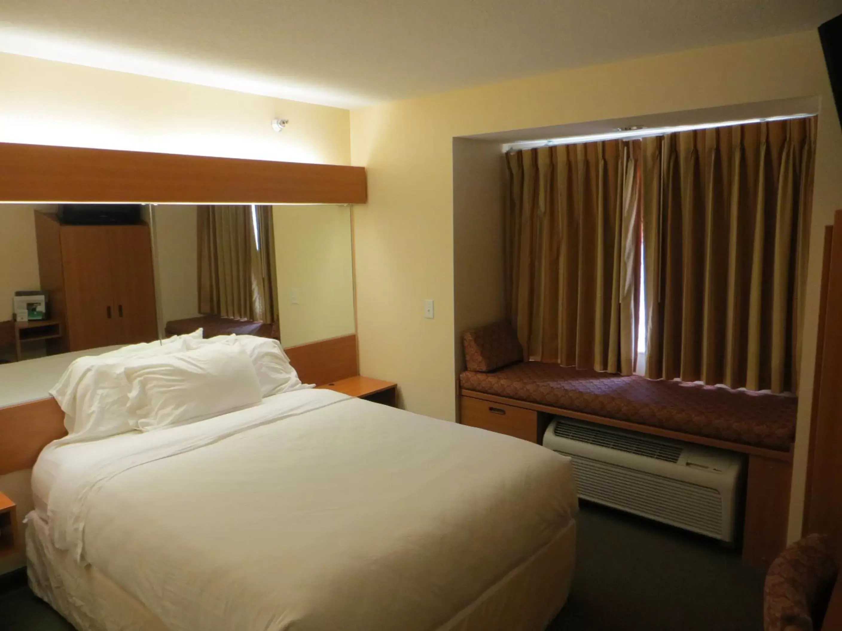 Photo of the whole room, Bed in Microtel Inn & Suites by Wyndham Colfax