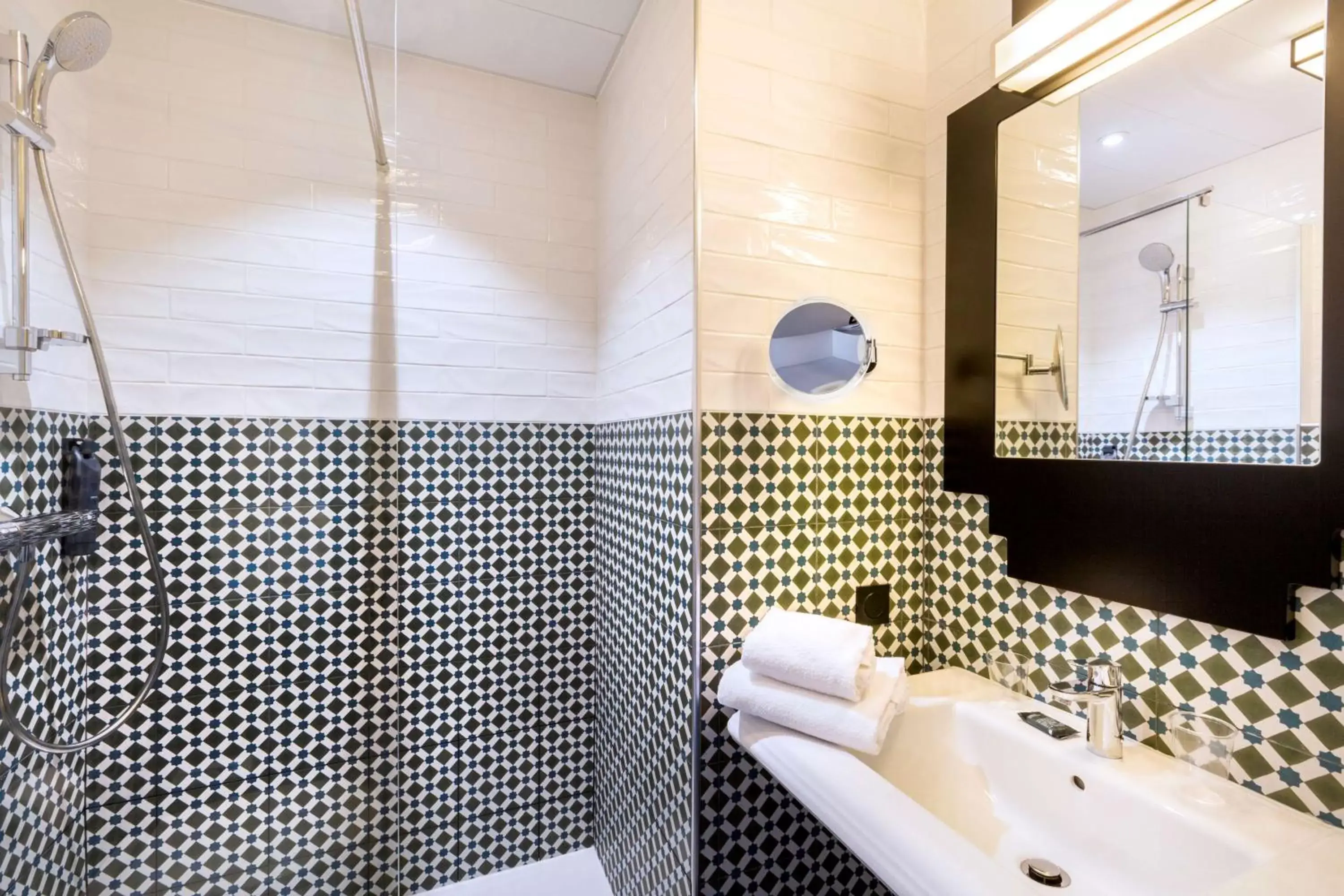 Bathroom in Best Western Hôtel Journel Paris Sud