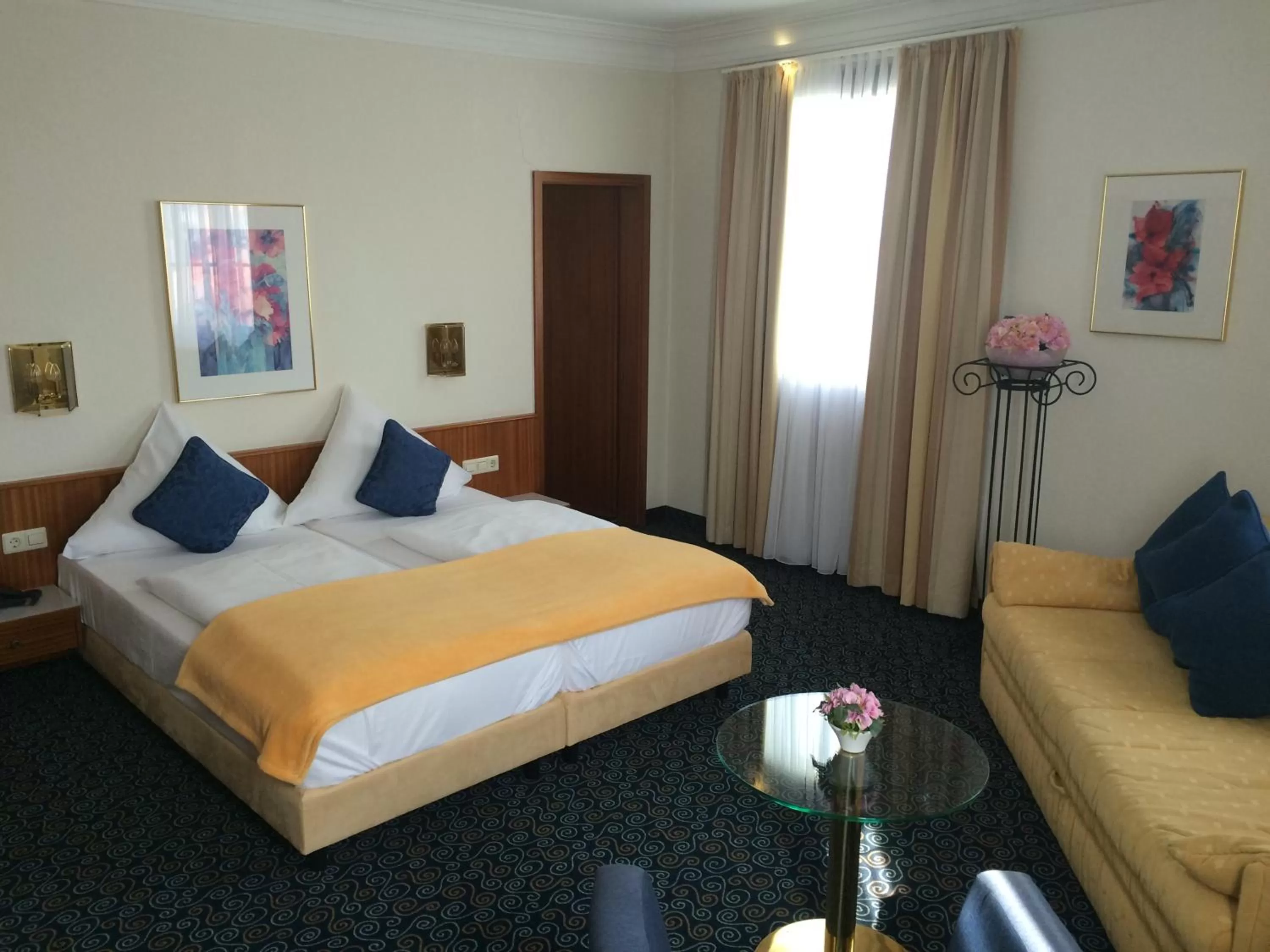 Photo of the whole room, Bed in Stadthotel