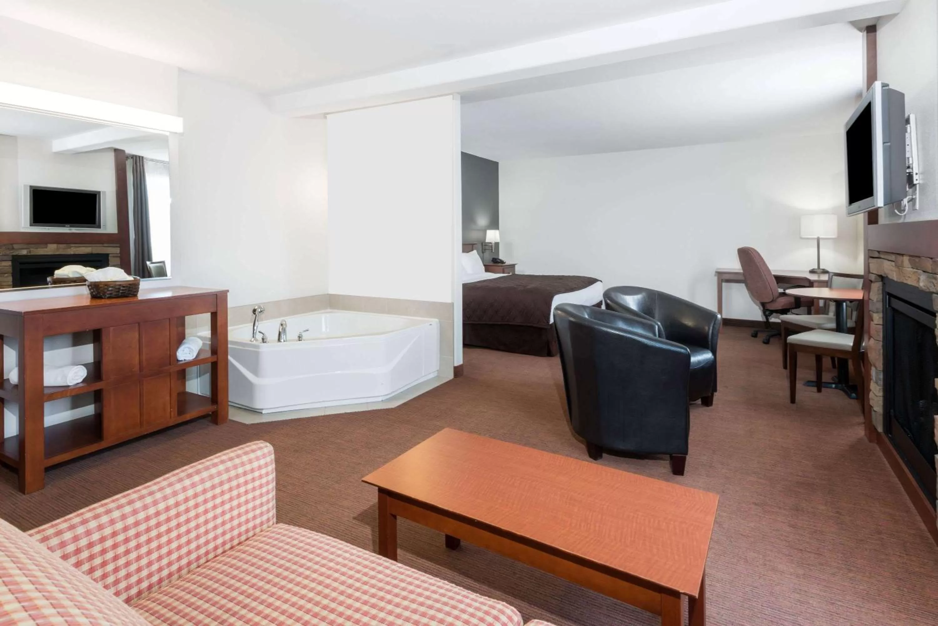 Photo of the whole room, Bed in Super 8 by Wyndham Trois-Rivieres