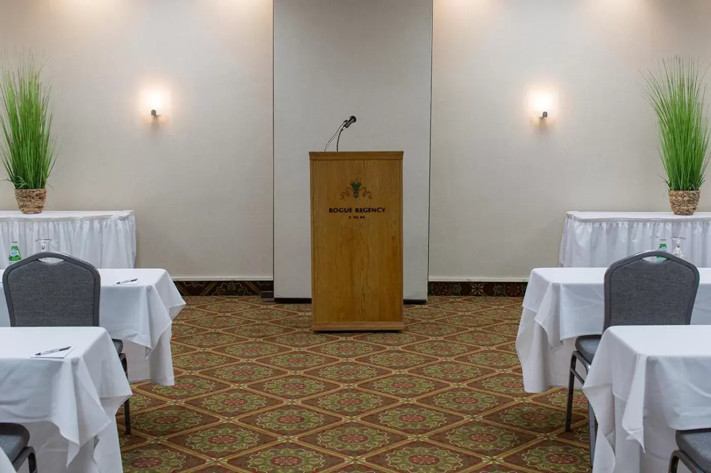 Meeting/conference room, Banquet Facilities in Rogue Regency Inn & Suites