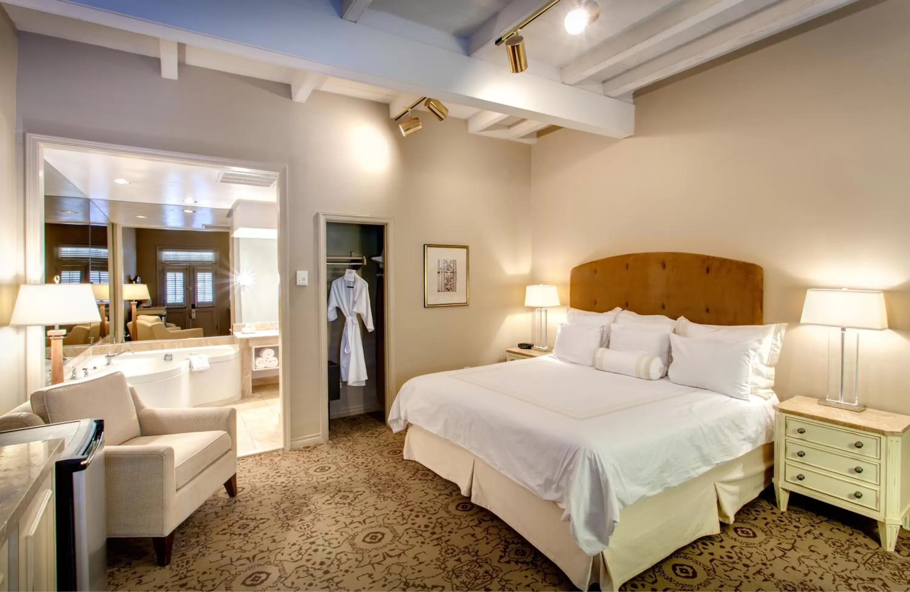 Photo of the whole room, Bed in Dauphine Orleans Hotel