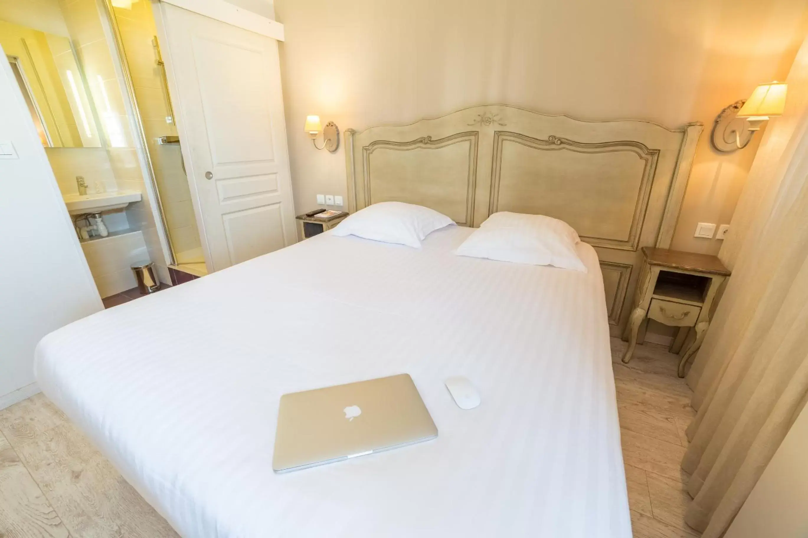 Photo of the whole room, Bed in The Originals Boutique, Hôtel Les Poèmes de Chartres (Inter-Hotel)