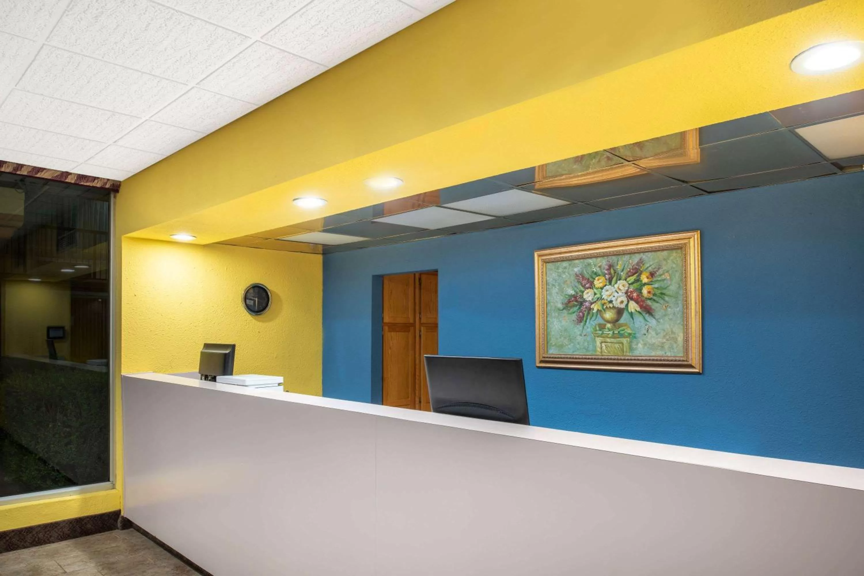 Lobby or reception in Days Inn by Wyndham Salem, Illinois