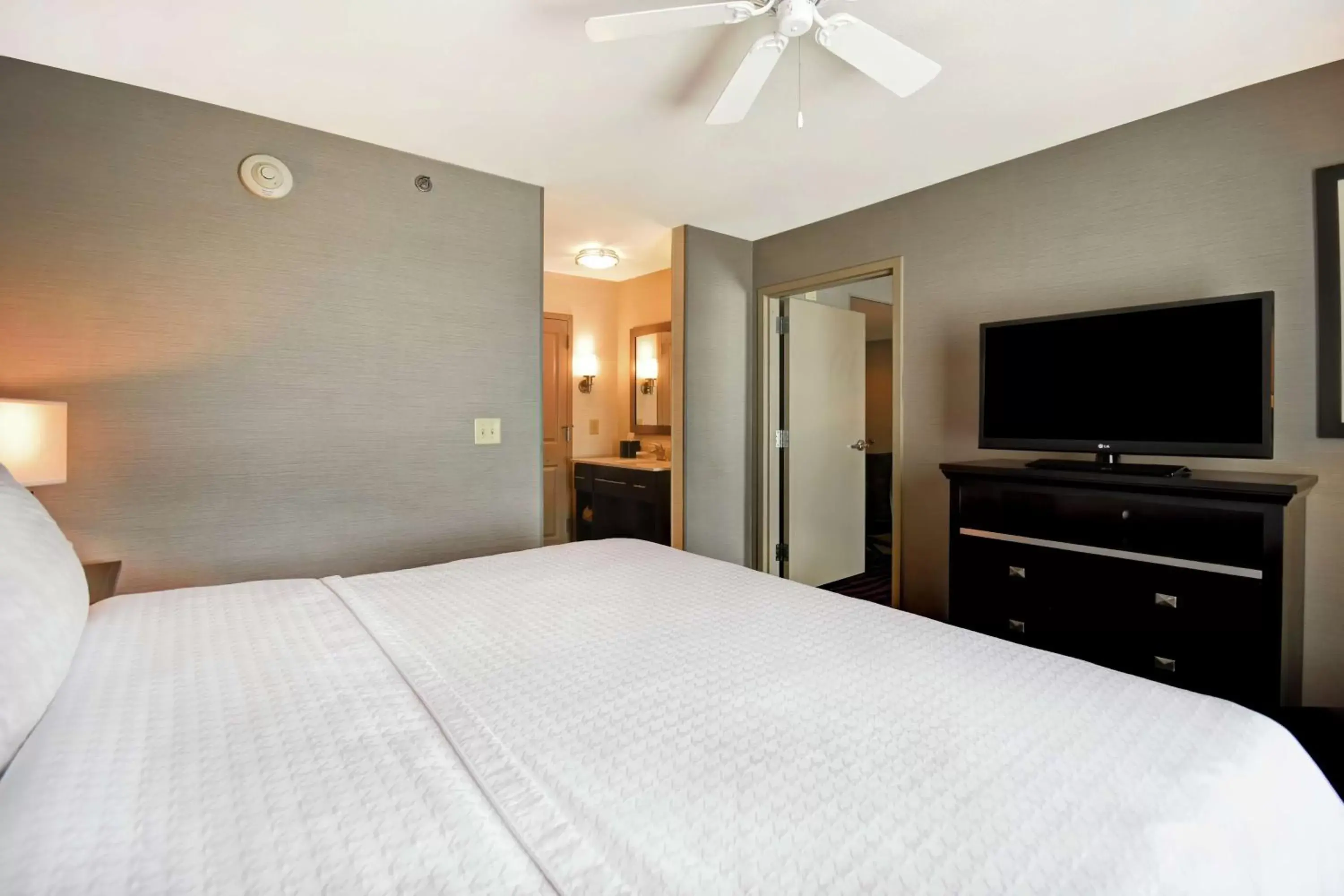 Bedroom, Bed in Homewood Suites By Hilton Dubois, Pa