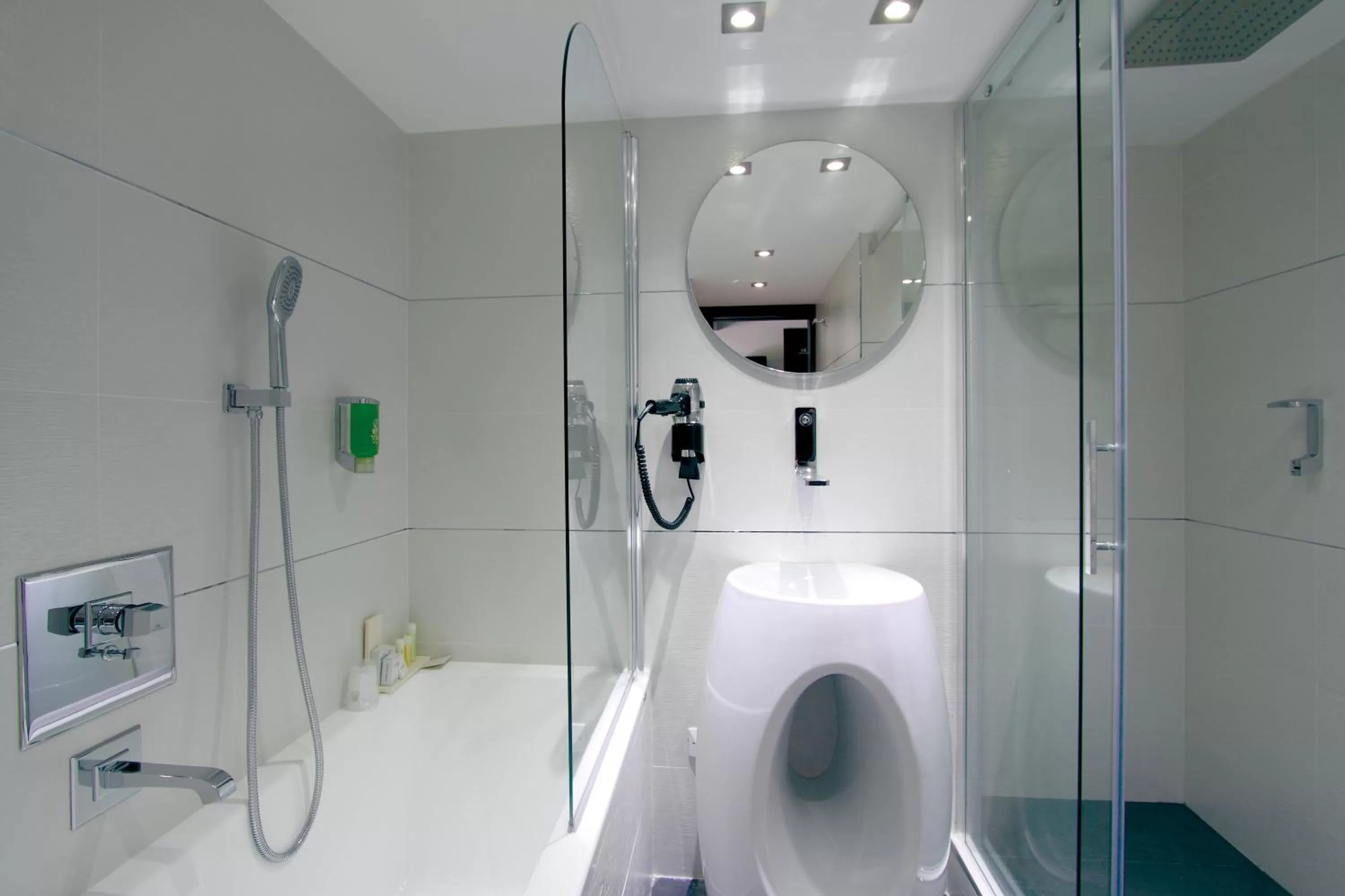 Bathroom in GOLDEN TULIP CANNES HOTEL de PARIS