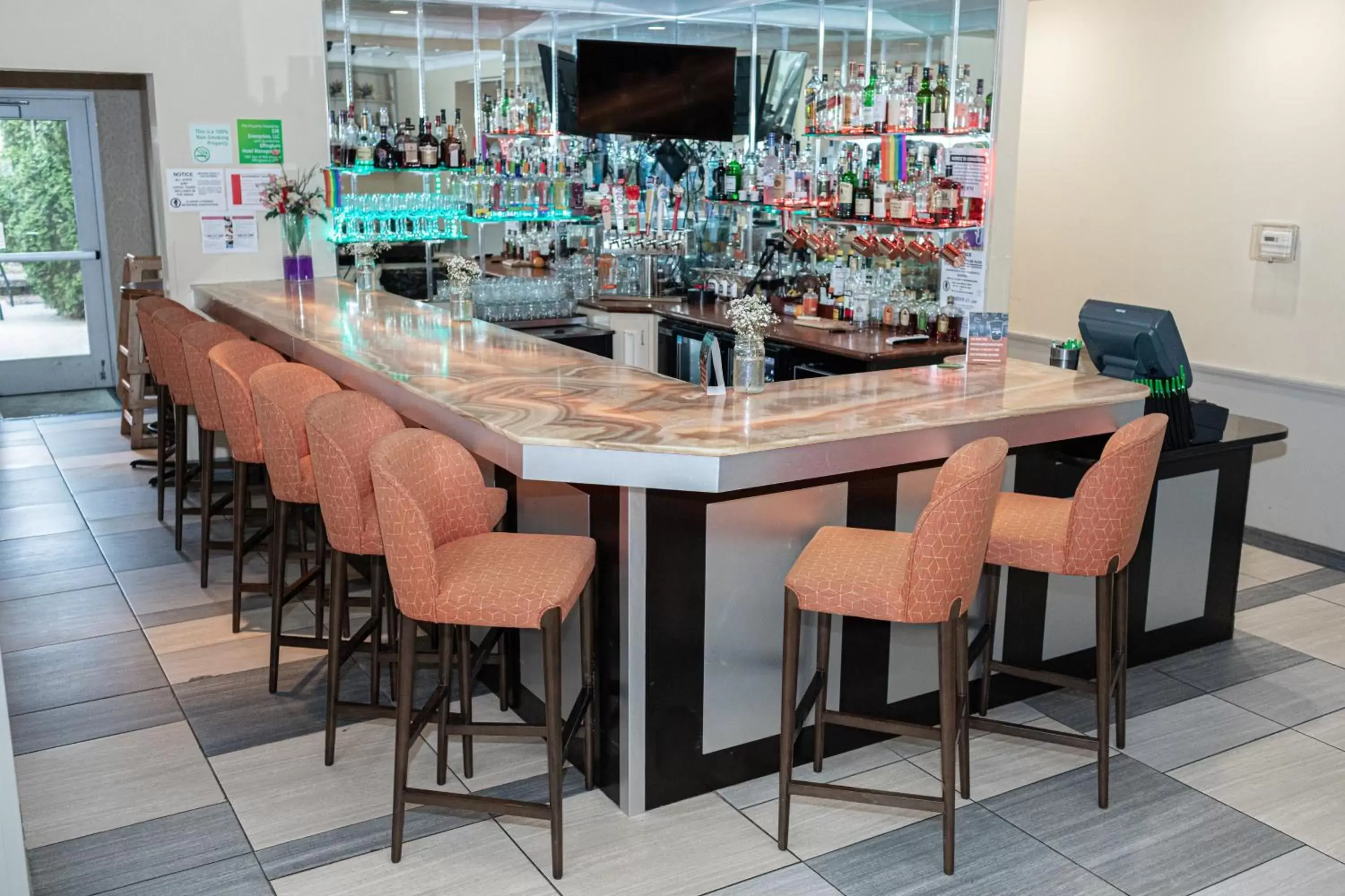 Lounge or bar in Holiday Inn Effingham by IHG Lounge or bar in Holiday Inn Effingham by IHG