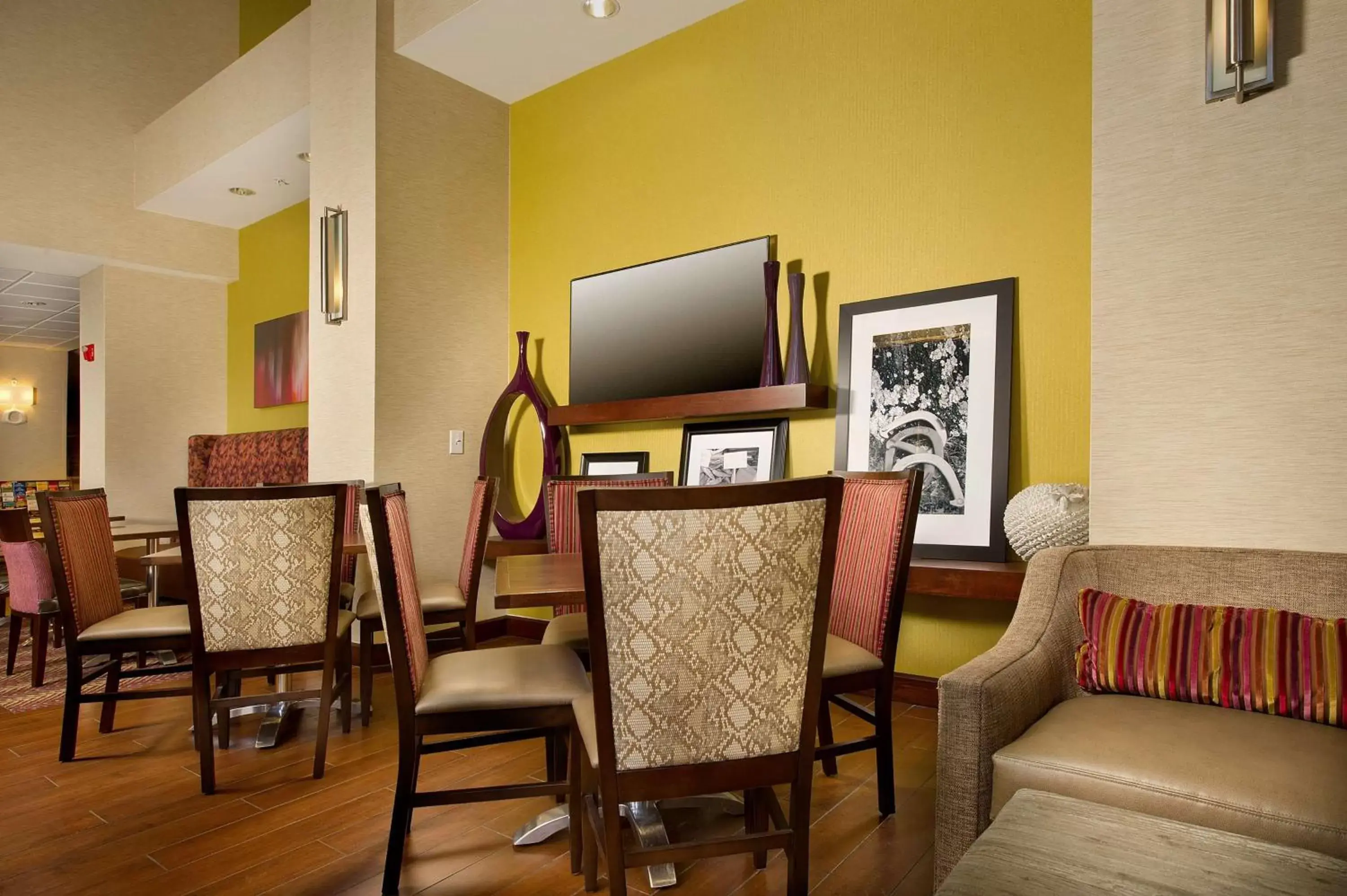 Breakfast, TV/Entertainment Center in Hampton Inn and Suites San Antonio Airport