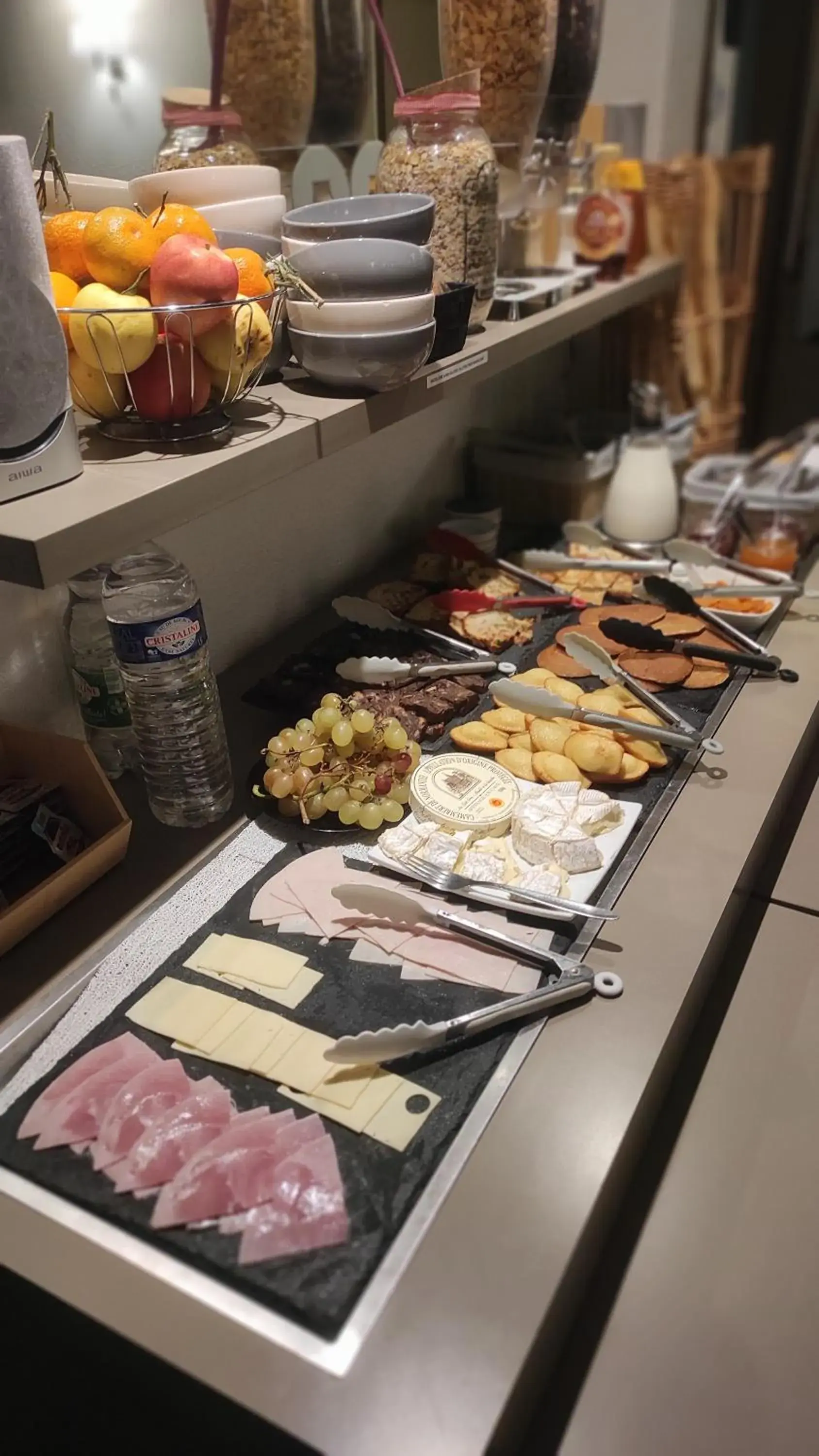 Buffet breakfast, Food in Hôtel Inn Design Resto Novo Langres