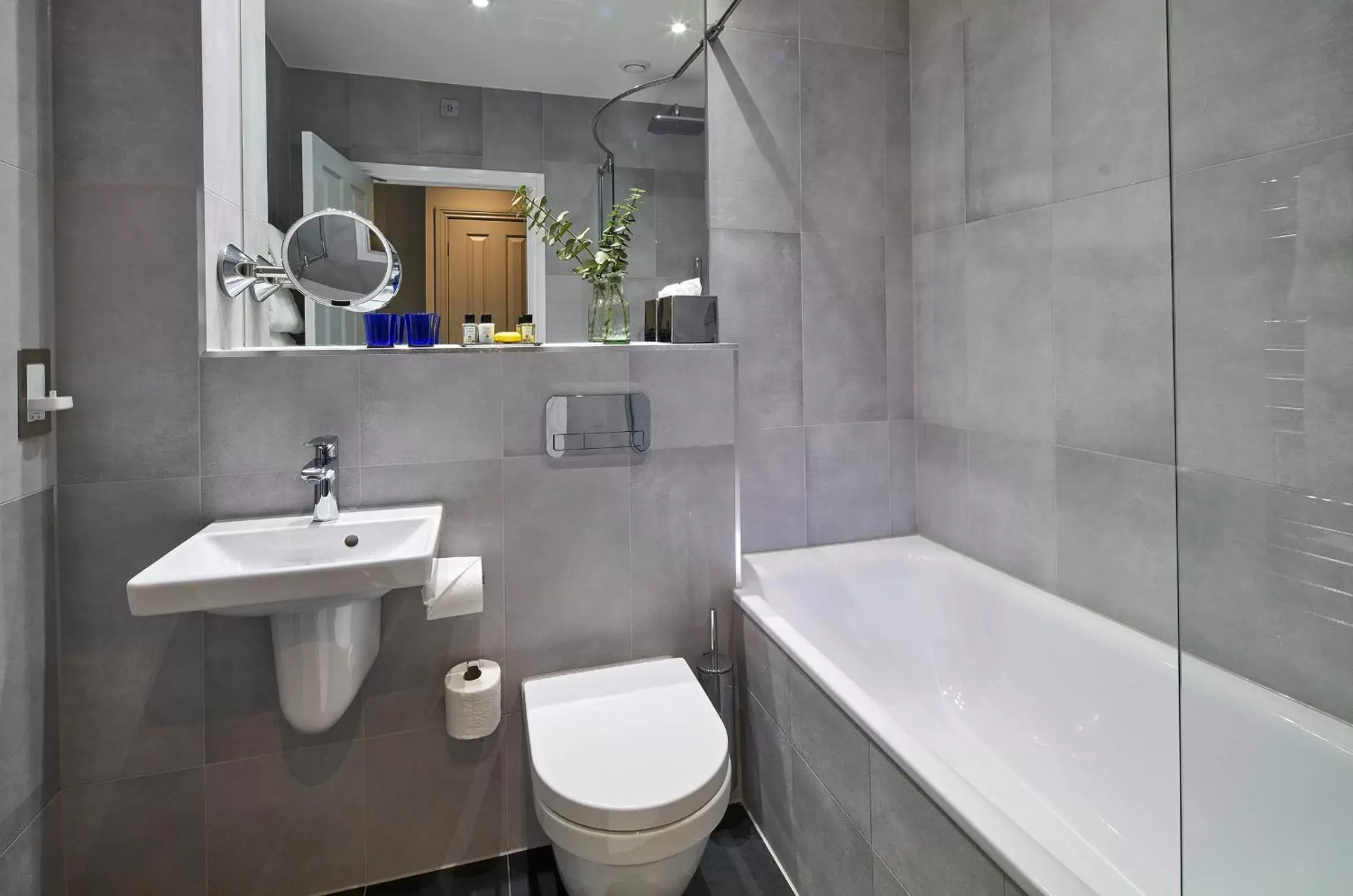 Shower, Bathroom in Mandolay Hotel Guildford