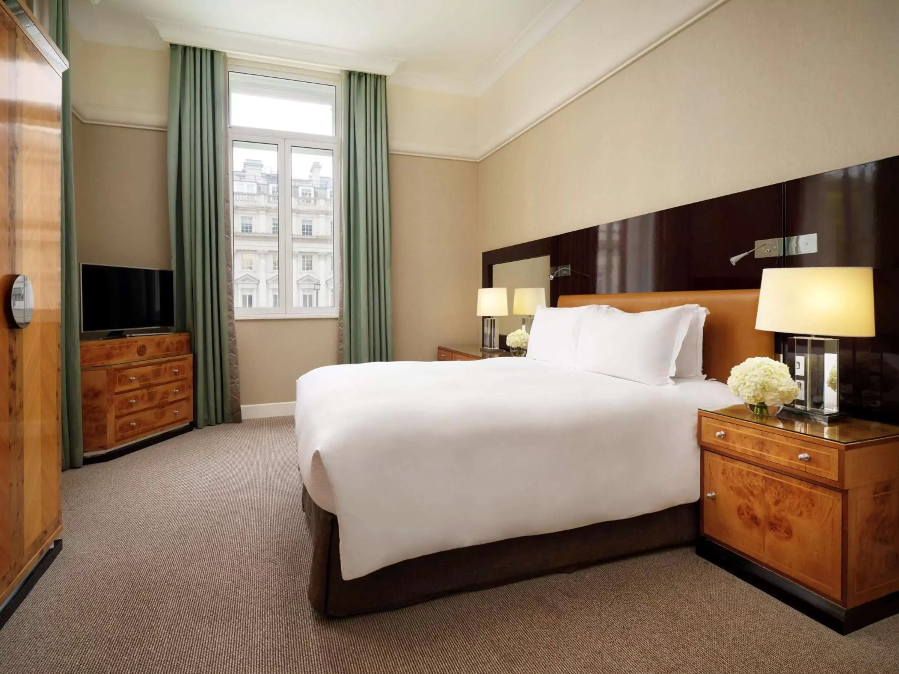 Bedroom, Bed in Sofitel London St James