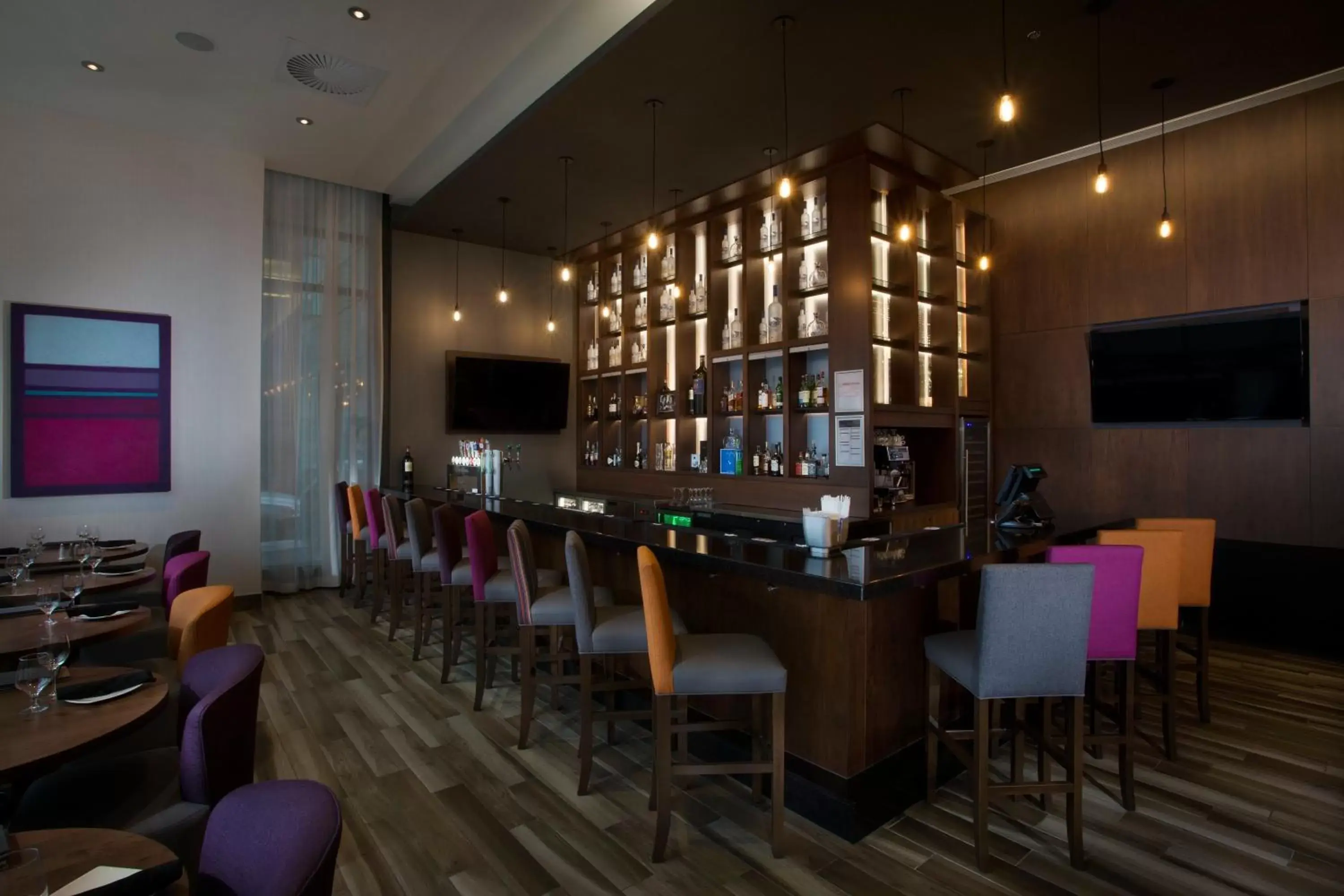 Lounge or bar, Lounge/Bar in Holiday Inn Hotel & Suites - Montreal Centre-ville Ouest, an IHG Hotel