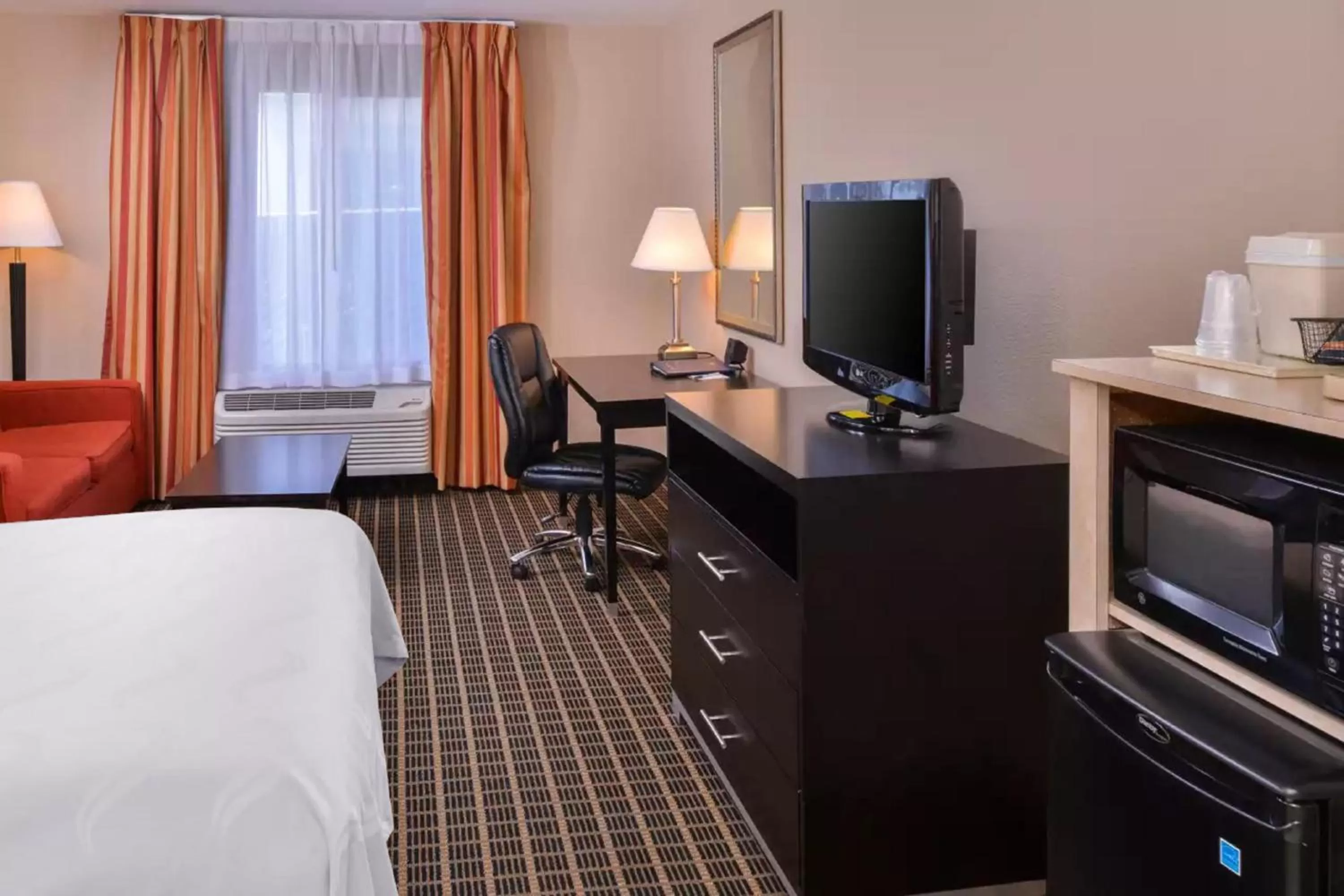 Photo of the whole room in Hotel Nova SFO