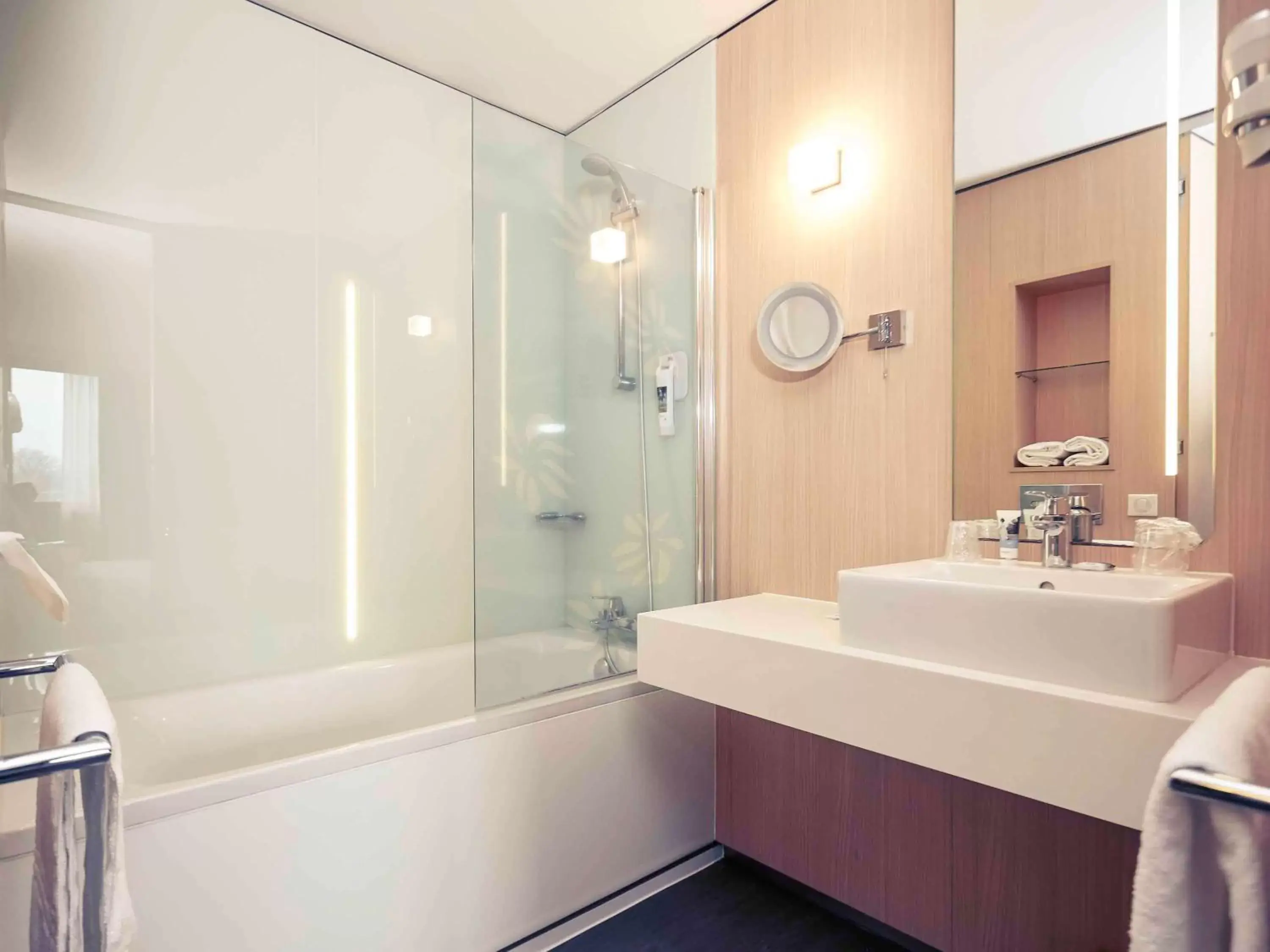 Photo of the whole room, Bathroom in Mercure Valenciennes Centre