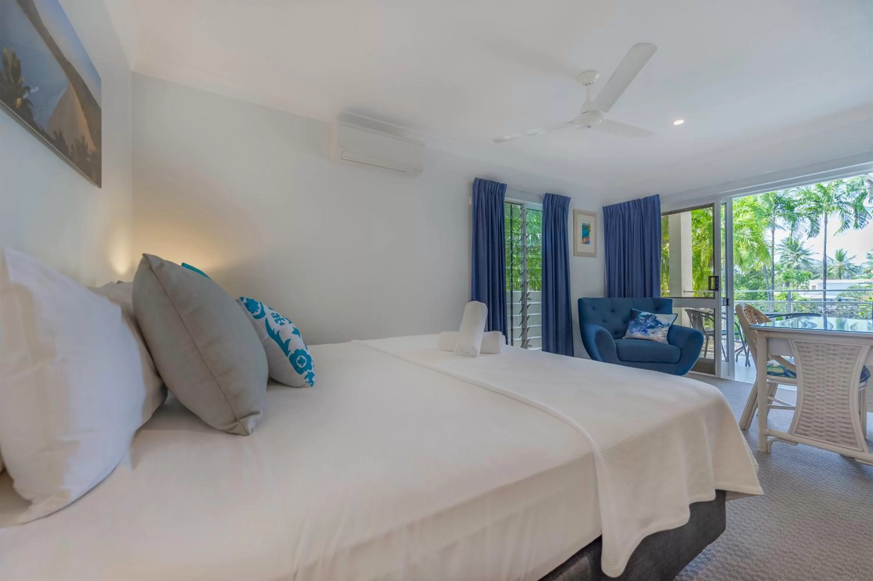 Bedroom, Bed in Garrick House