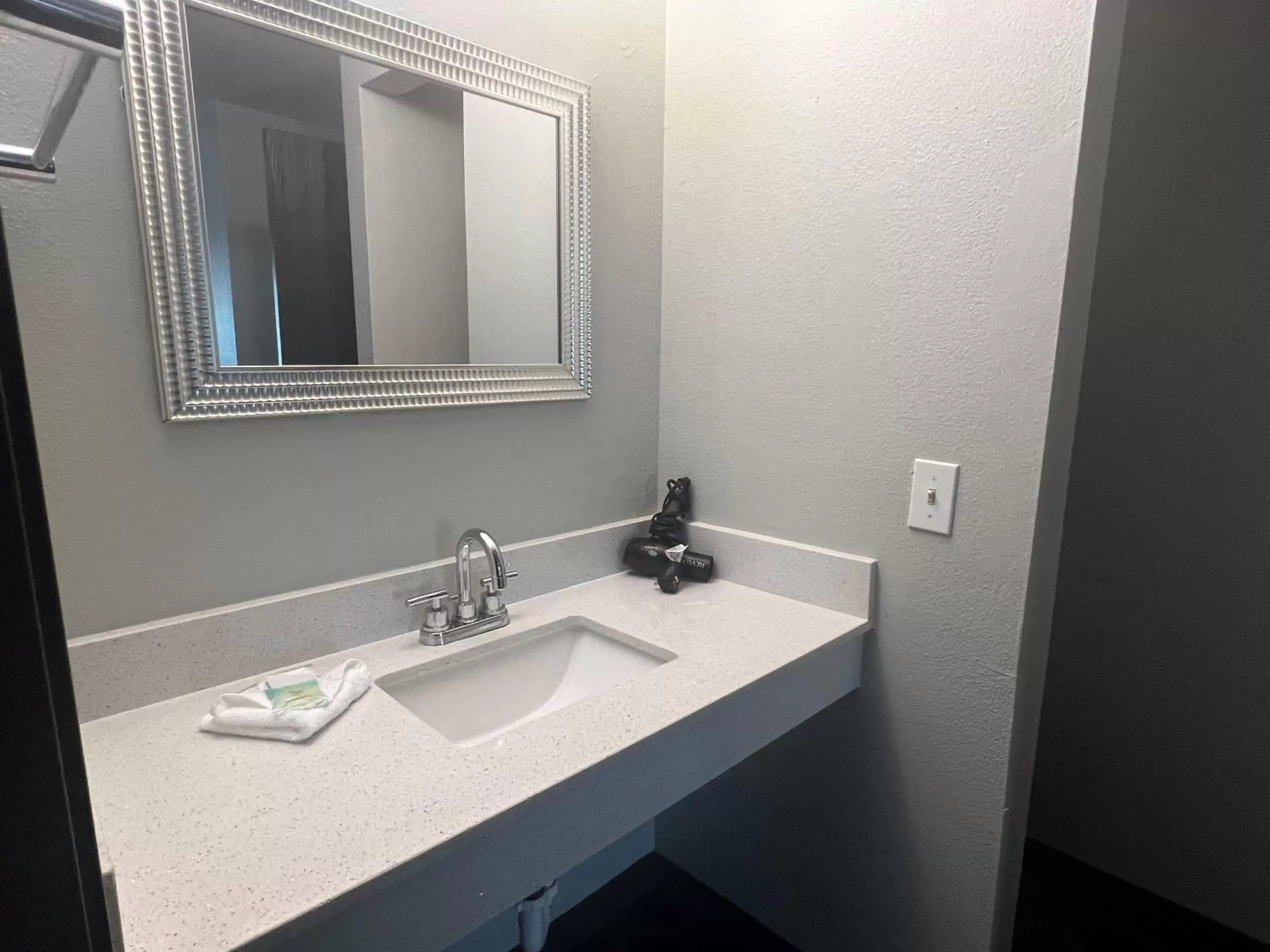 Bathroom in Wingate by Wyndham Humble/Houston Intercontinental Airport