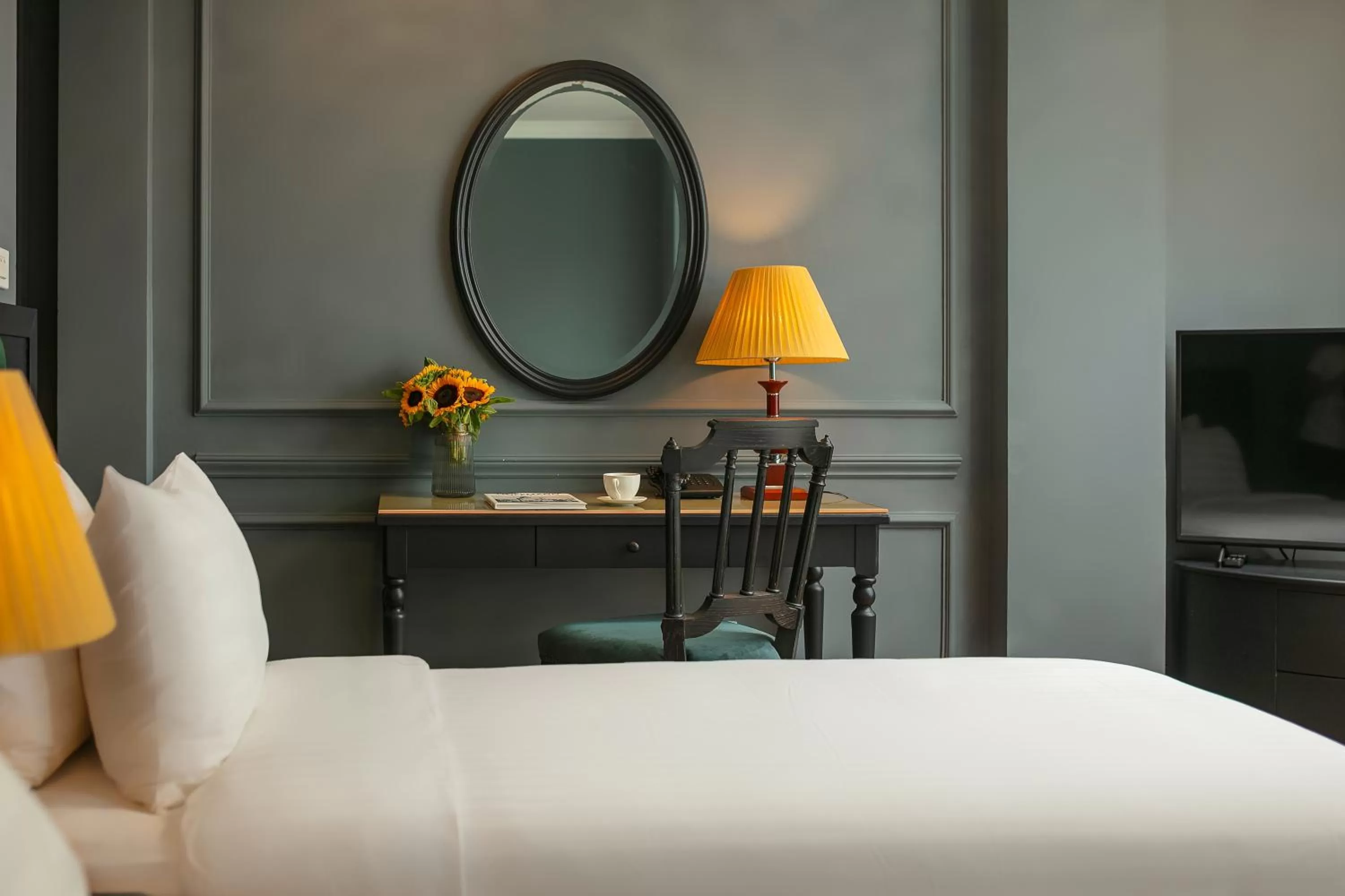 Bed, TV/Entertainment Center in La Selva Premium Hotel