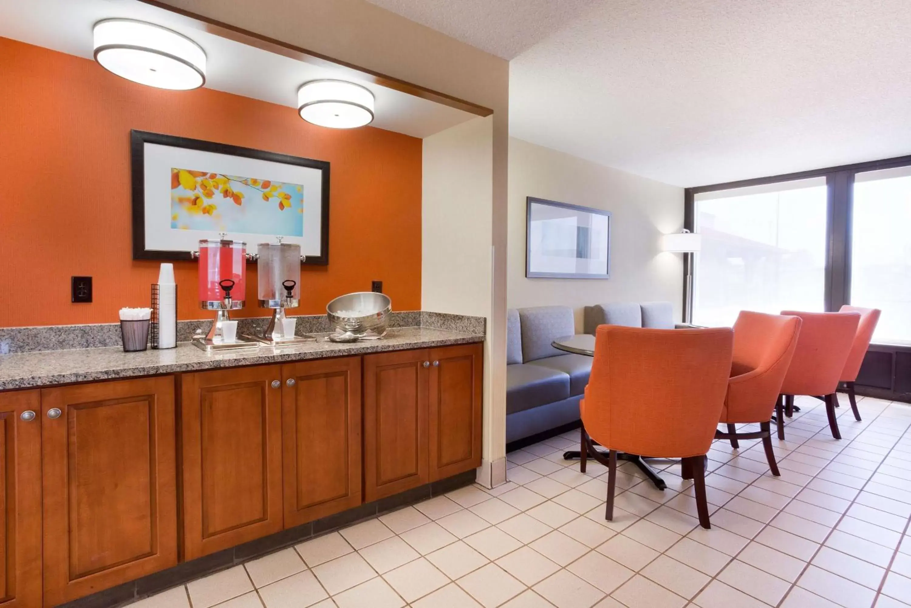 Lobby or reception, Kitchen/Kitchenette in Pear Tree Inn Terre Haute