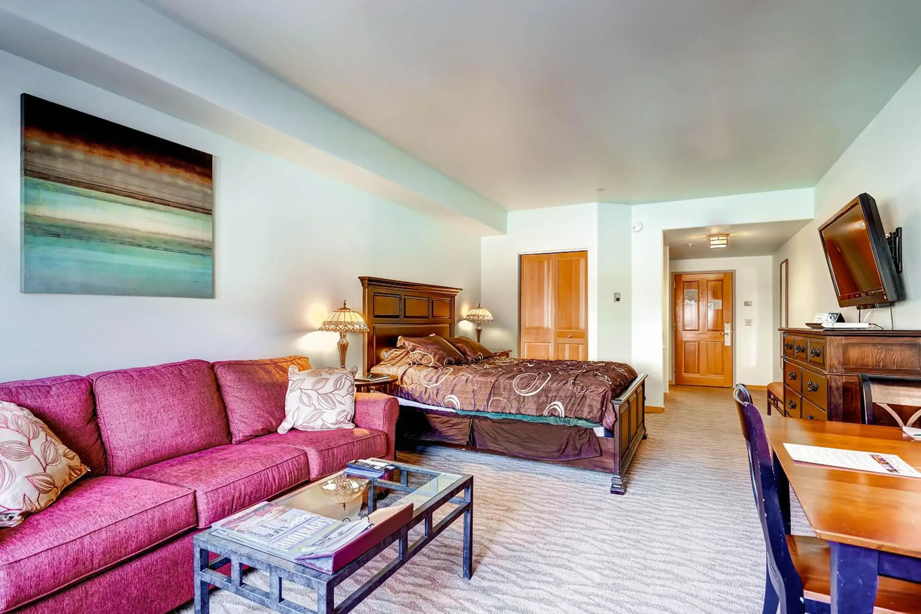 Living room in Gateway Mountain Lodge by Keystone Resort Living room in Gateway Mountain Lodge by Keystone Resort