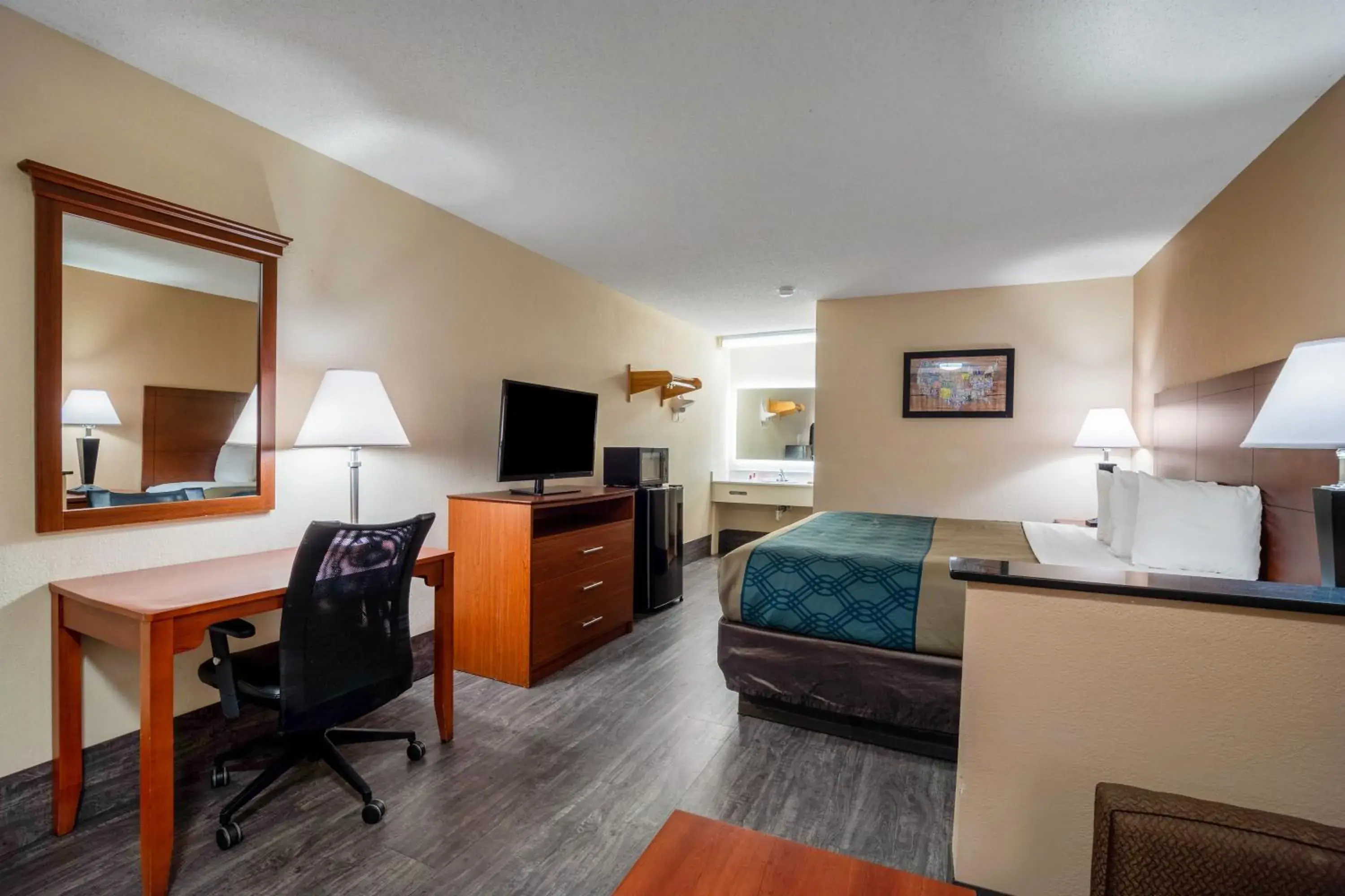King Suite- Smoking in Econo Lodge Inn & Suites Cayce