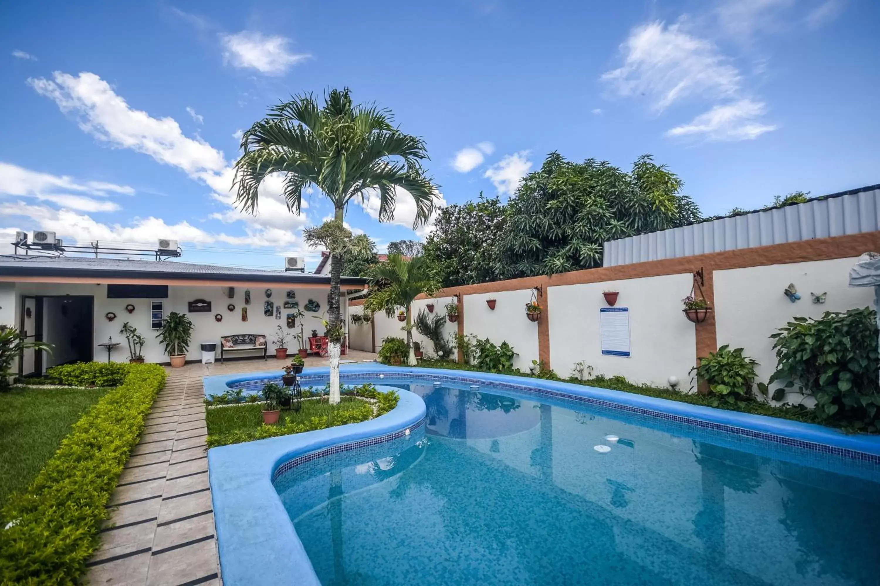 Garden, Swimming Pool in Berlor Airport Inn