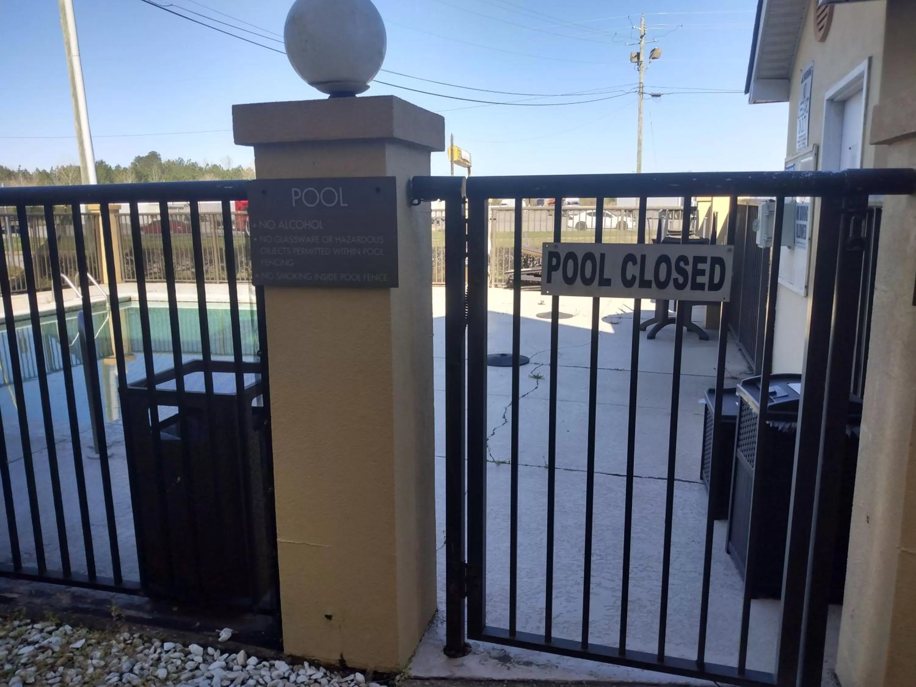 Swimming pool in Comfort Inn Livingston