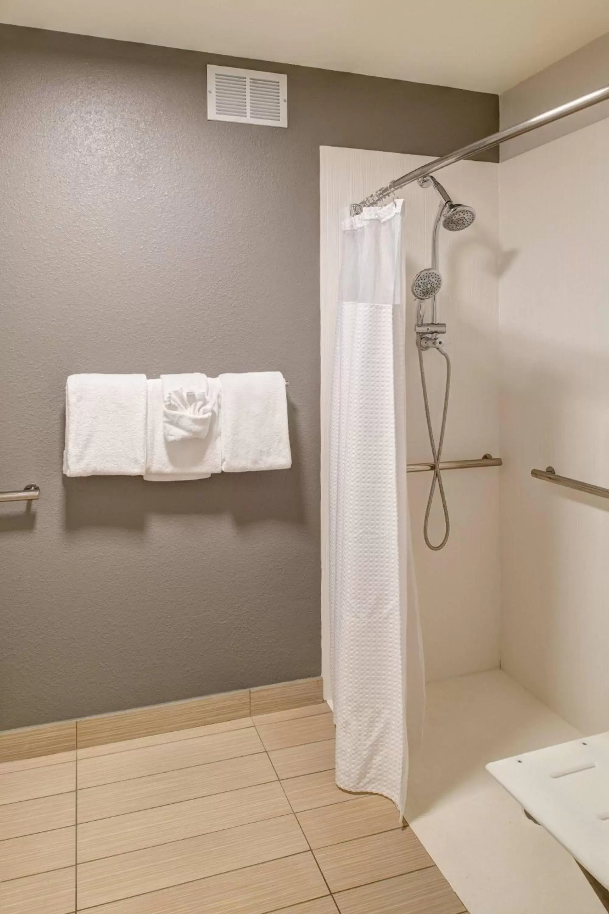 Bathroom in Courtyard by Marriott Columbia Northeast/Fort Jackson Area