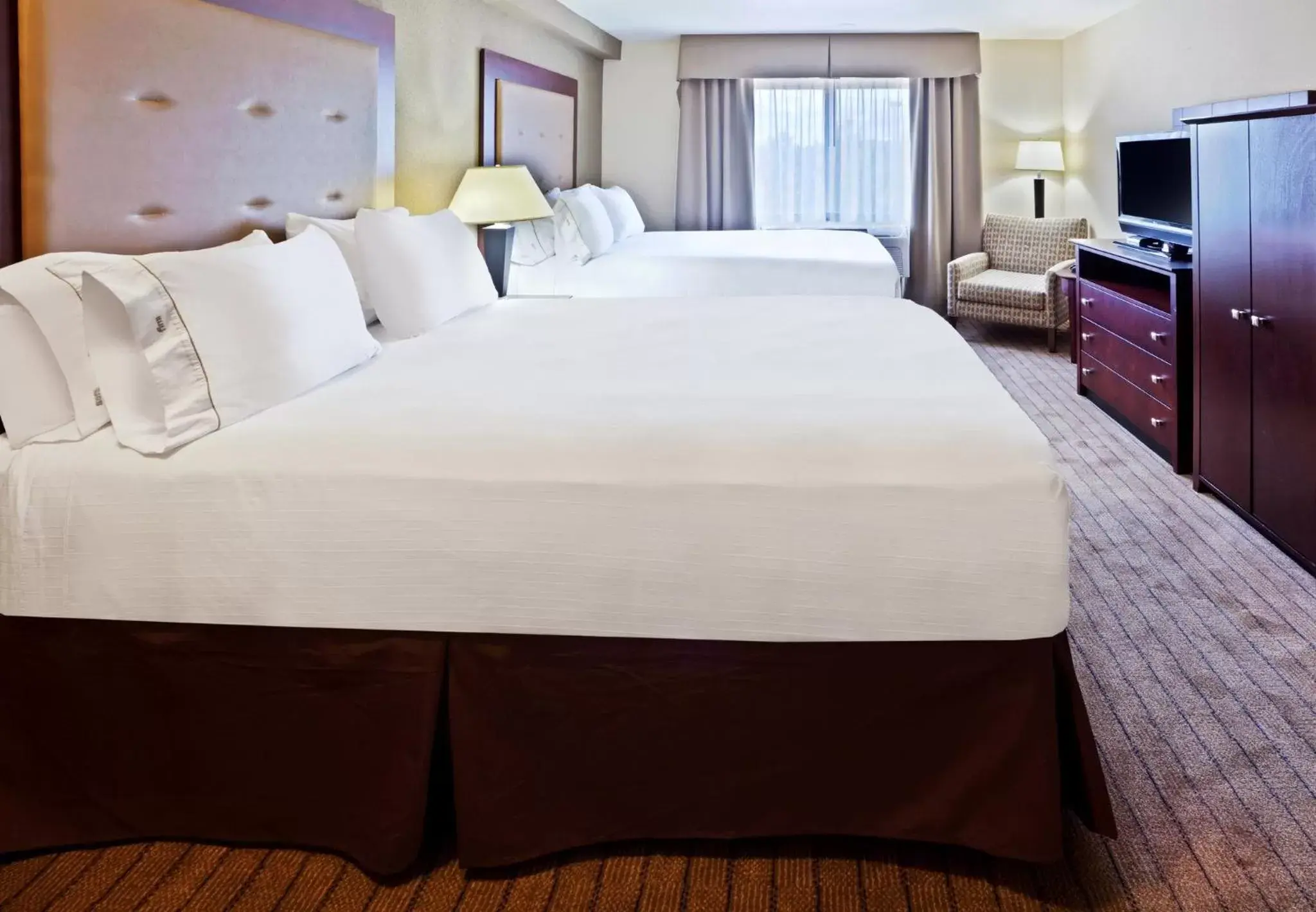 Photo of the whole room, Bed in Holiday Inn Express Portland South - Lake Oswego, an IHG Hotel