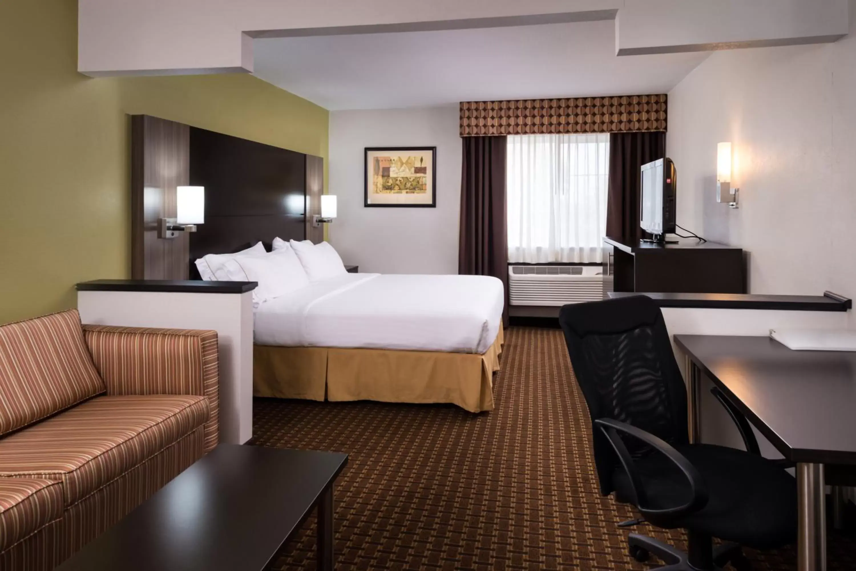 Photo of the whole room in Holiday Inn Express Hotel & Suites Bucyrus, an IHG Hotel