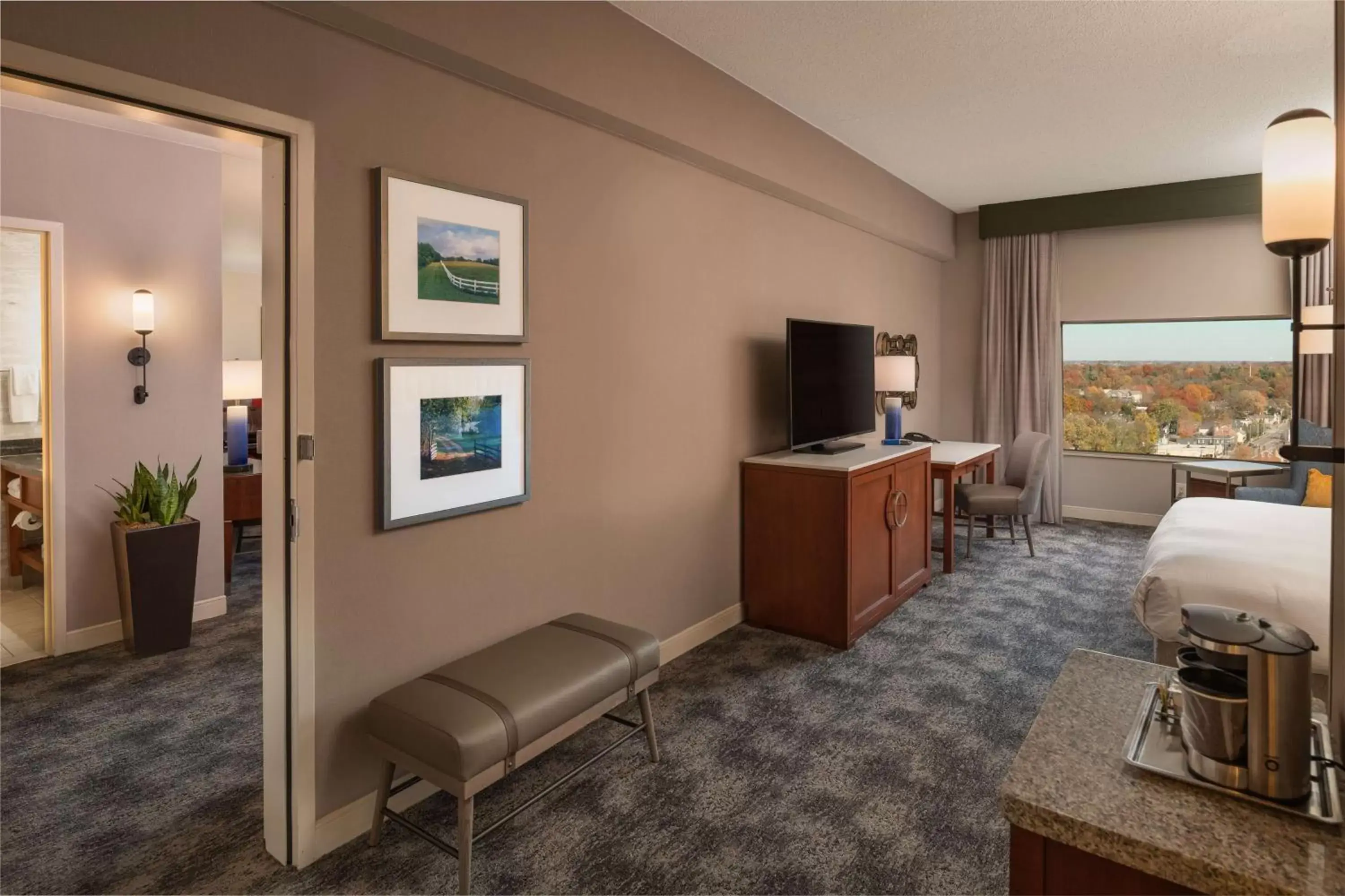 Living room, TV/Entertainment Center in Hilton Lexington Downtown