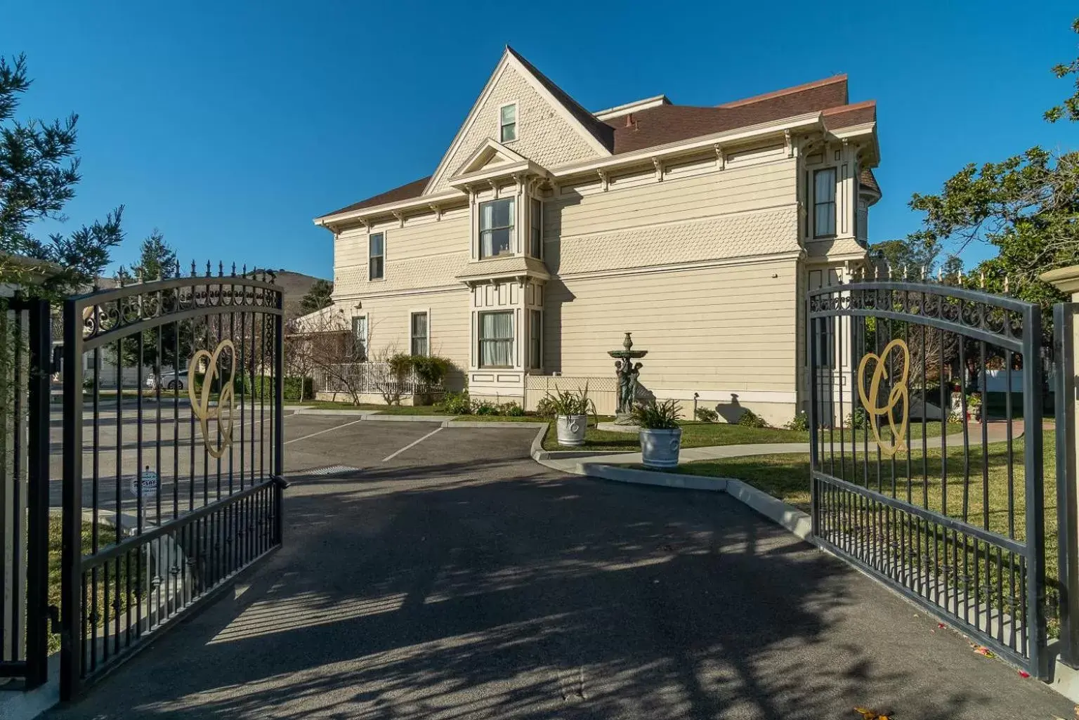 Property building in Chateau Coralini Property building in Chateau Coralini