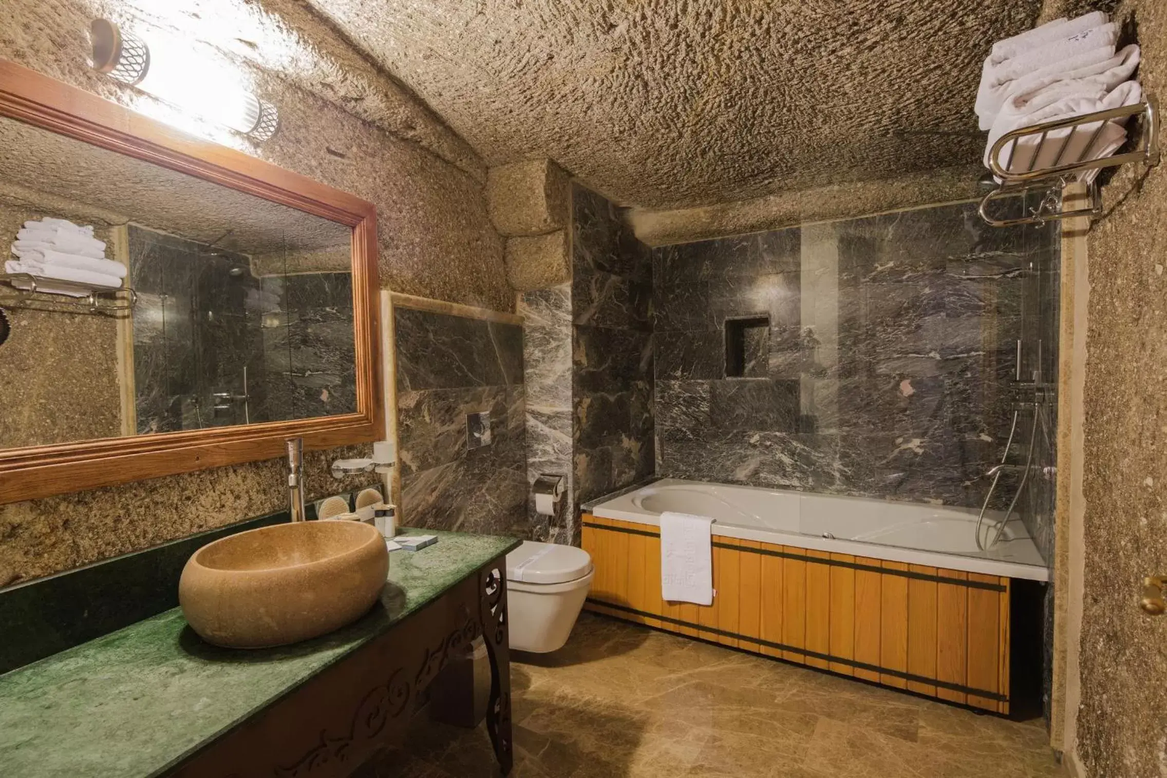 Hot Tub, Bathroom in Lunar Cappadocia Hotel