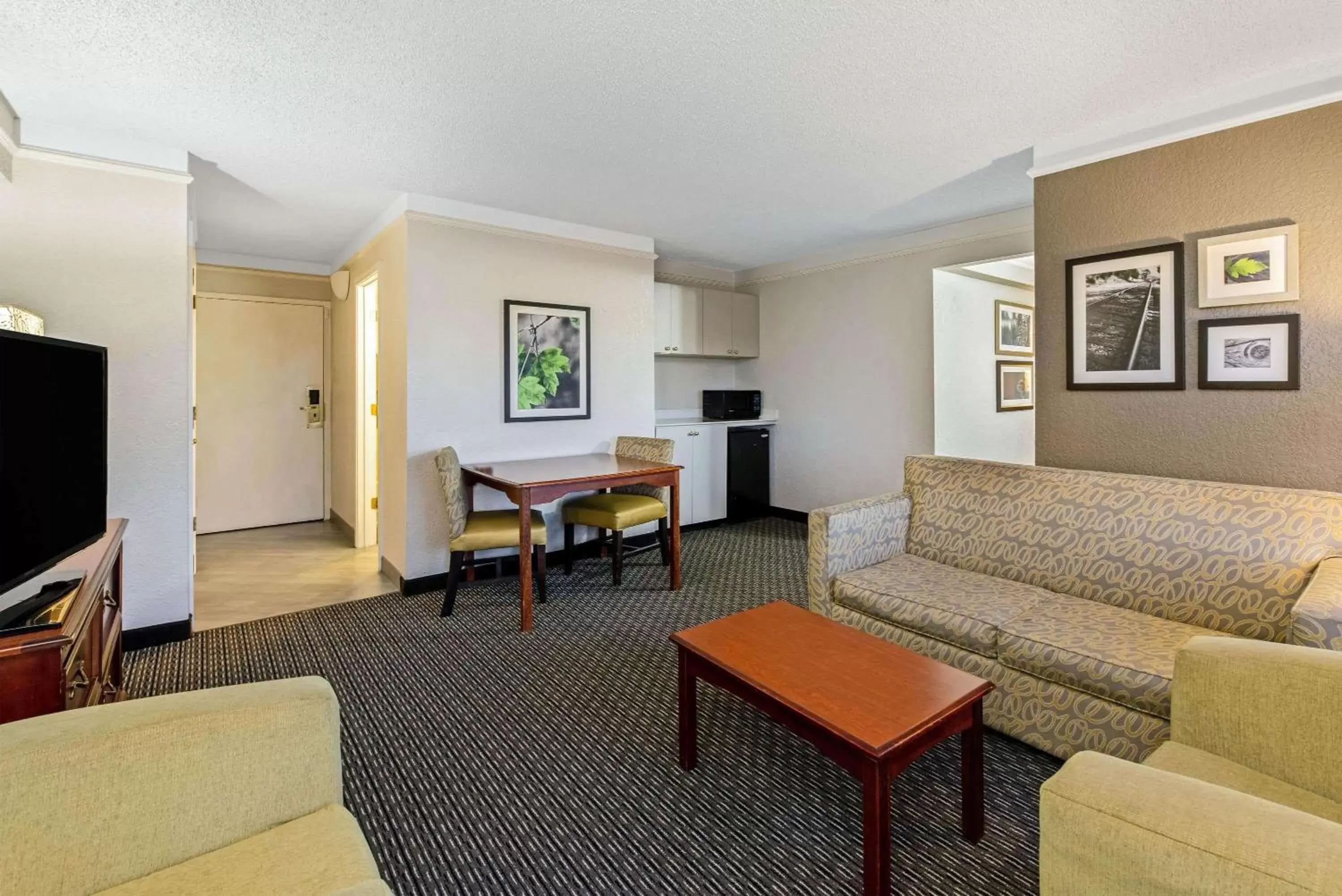 Photo of the whole room in La Quinta by Wyndham New Orleans Airport