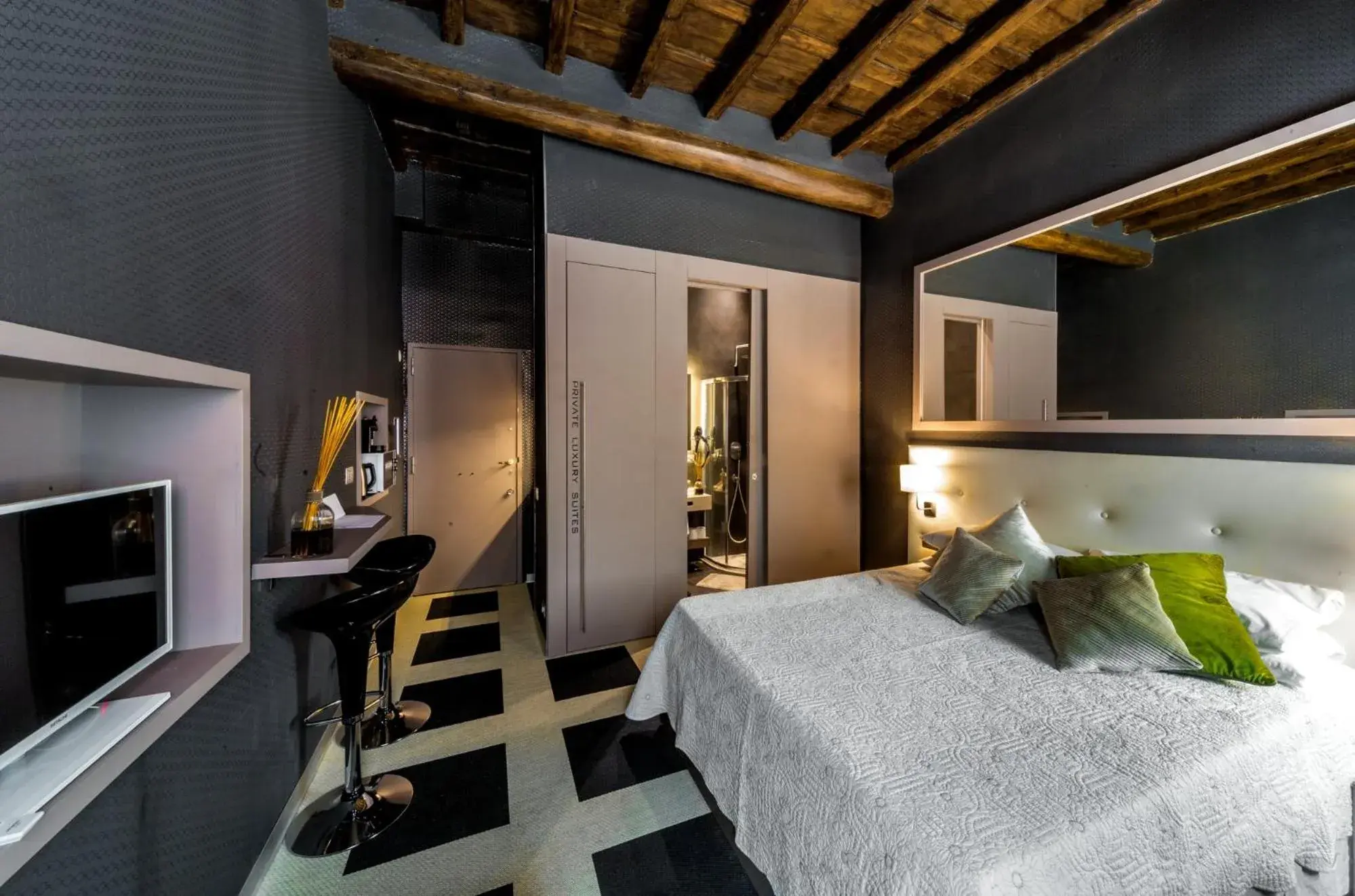 Photo of the whole room, Bed in Piazza di Spagna Luxury Apartment
