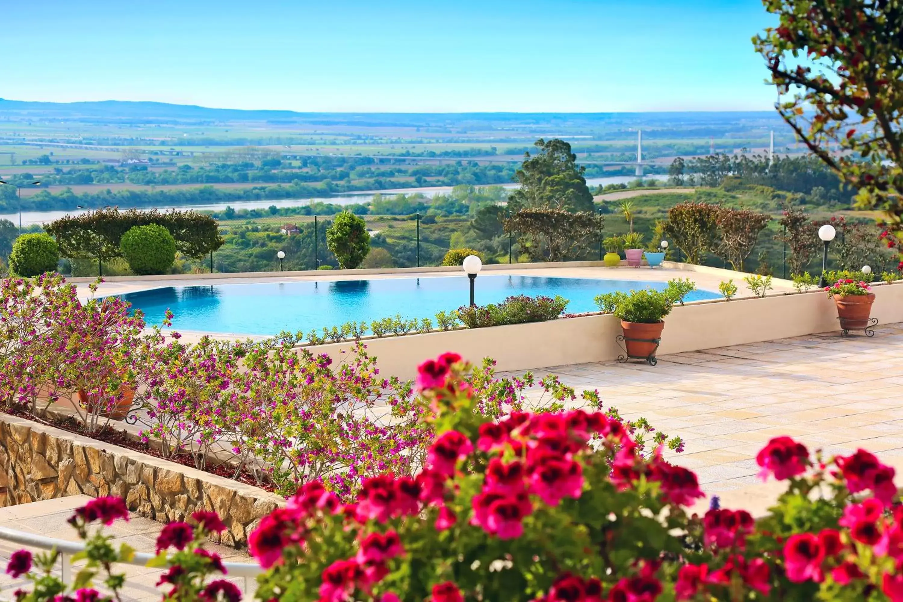 Garden, Swimming Pool in Santarem Hotel