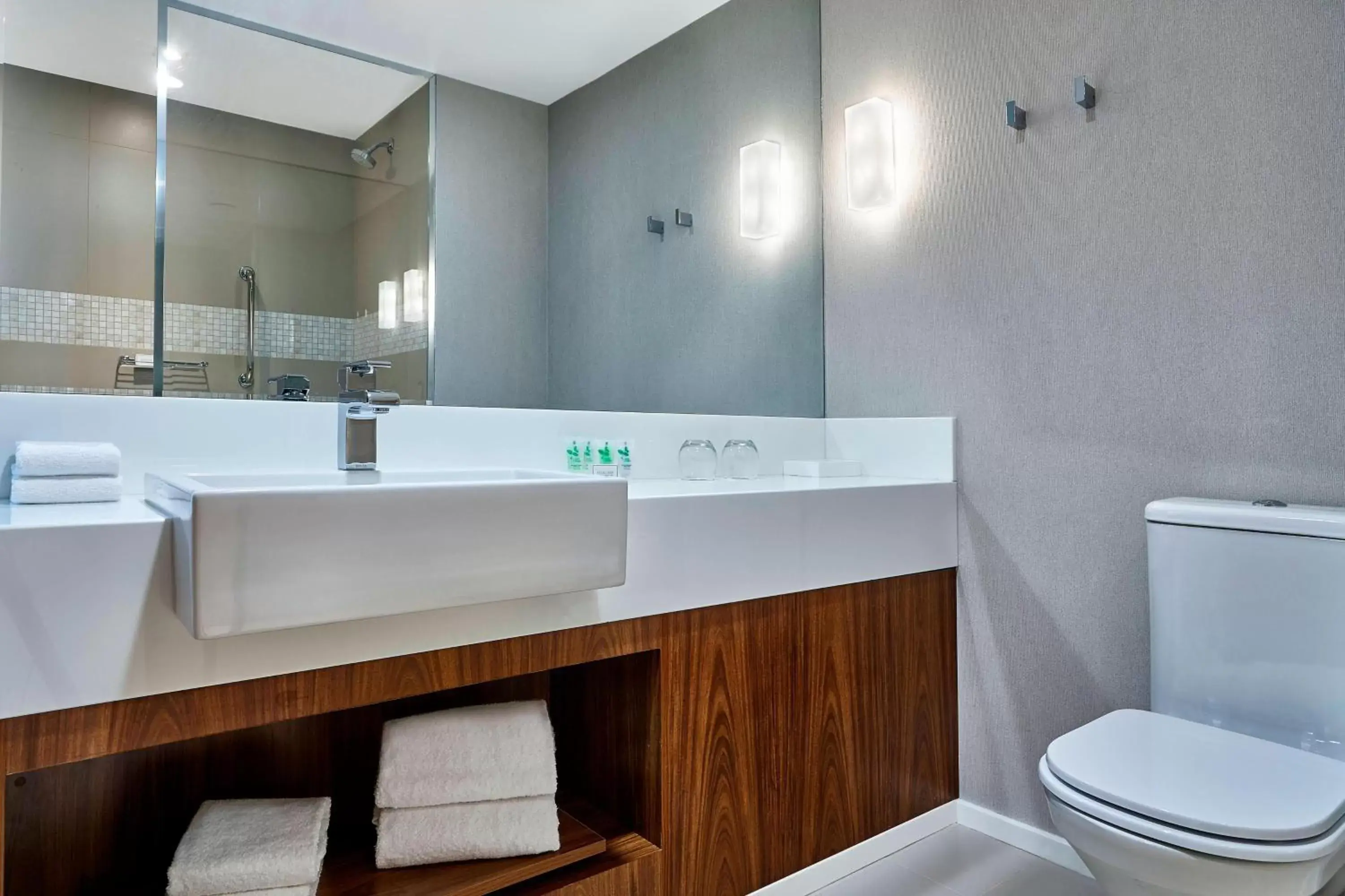 Bathroom in Courtyard by Marriott Rio de Janeiro Barra da Tijuca