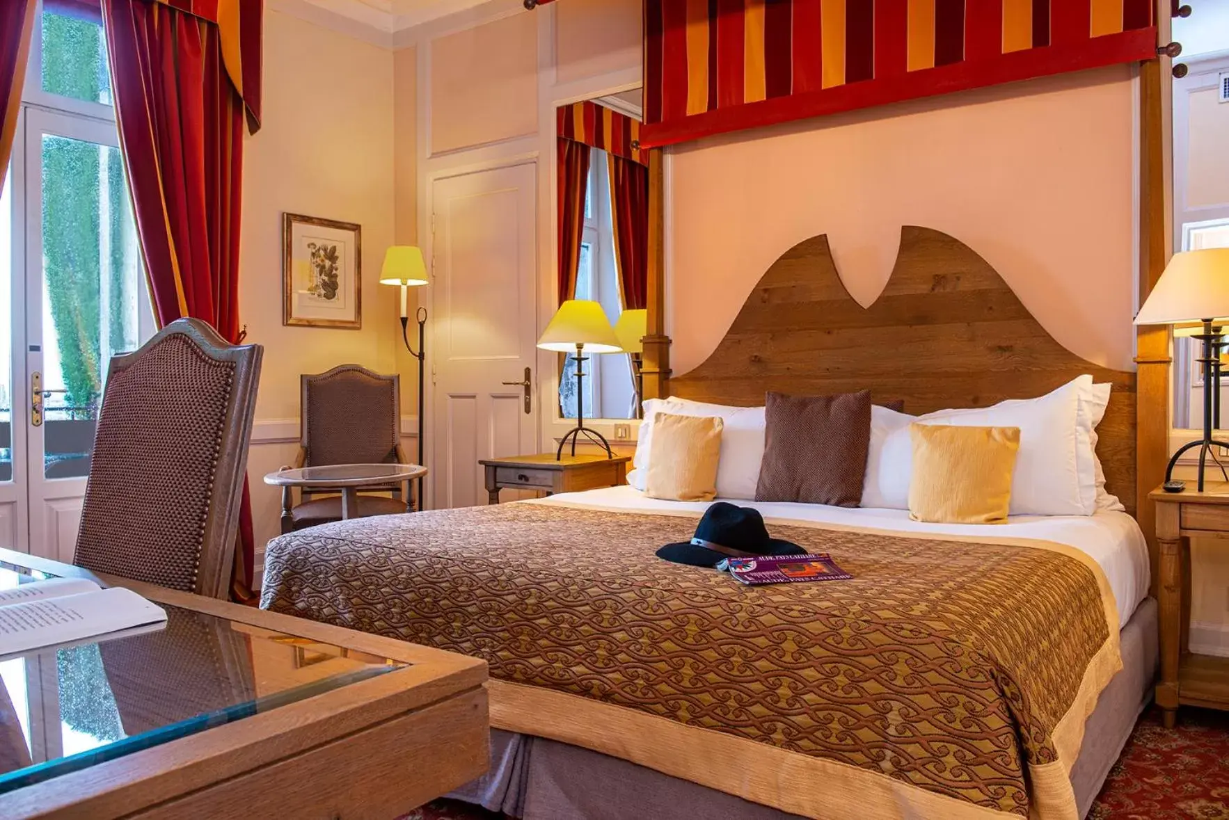 Photo of the whole room, Bed in Hotel de la Cité & Spa MGallery