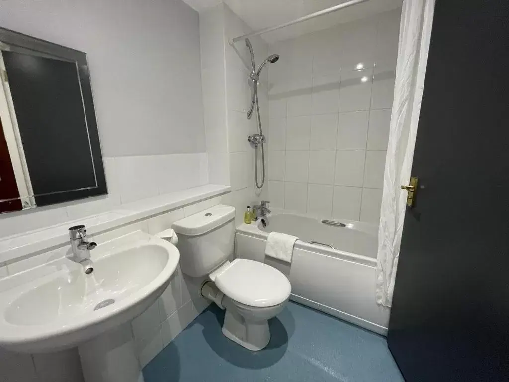 Shower, Bathroom in Best Western Claydon Hotel