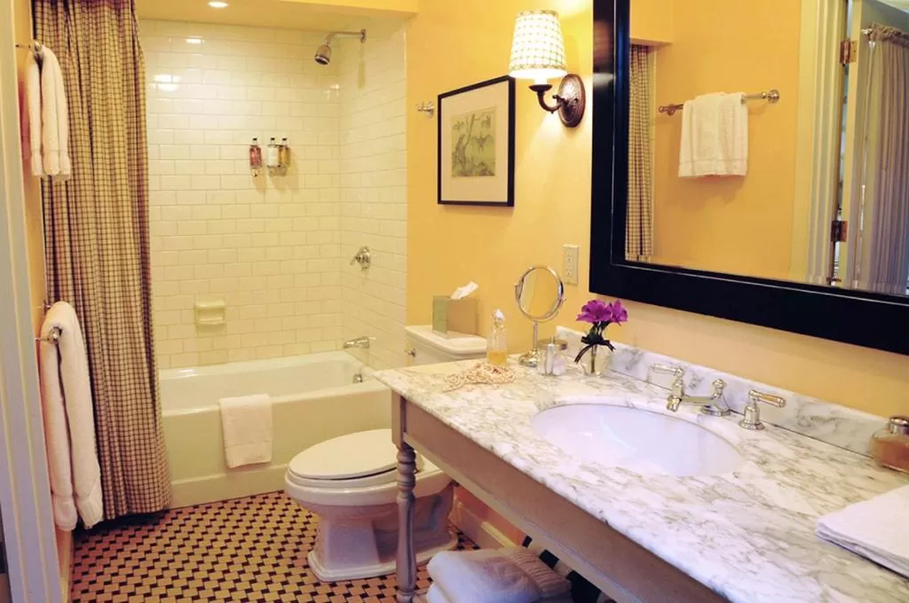 Toilet in Tallman Hotel