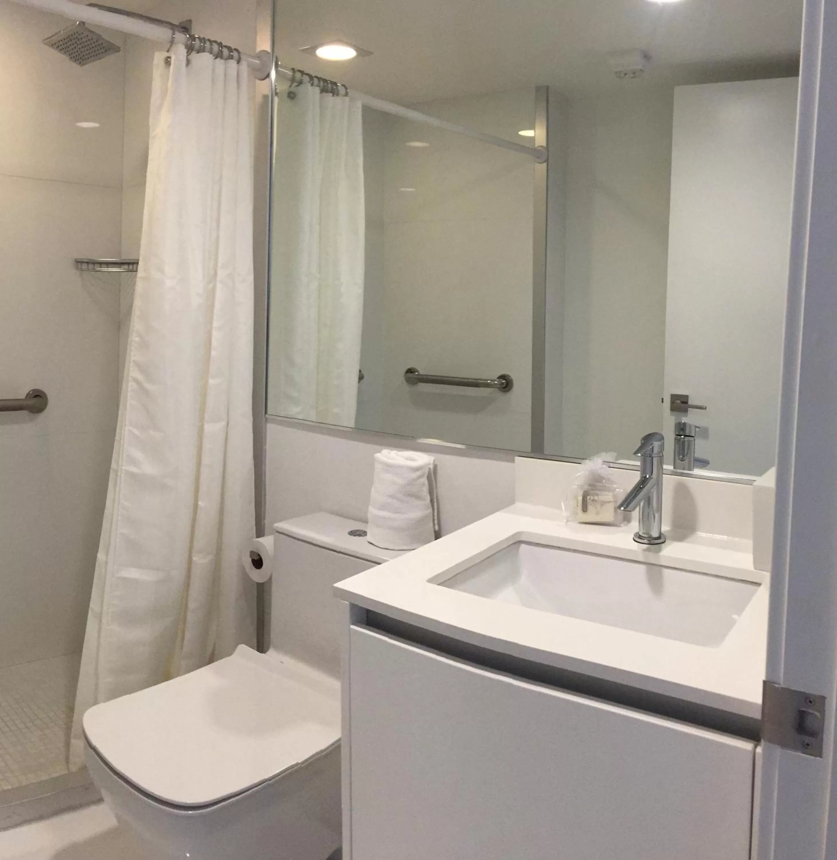Bathroom in Beach Haus Key Biscayne Contemporary Apartments