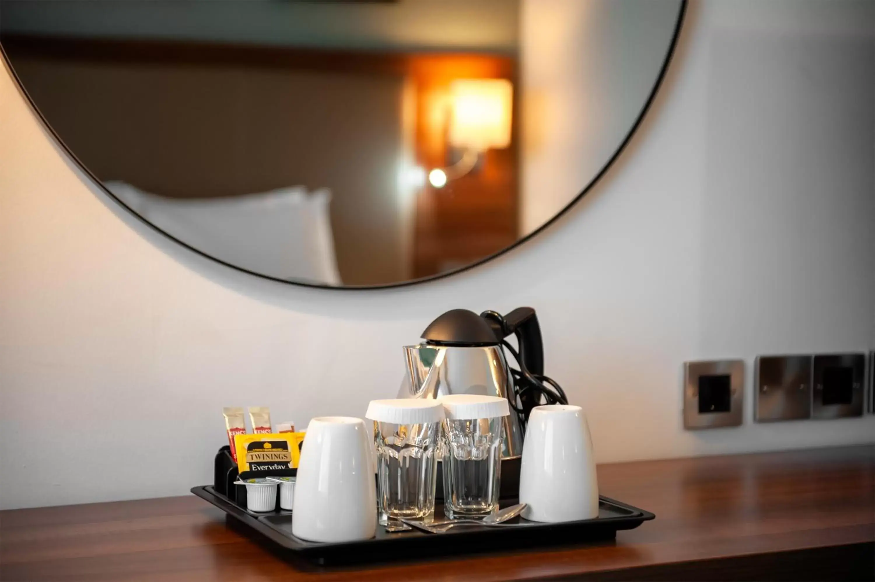 Coffee/tea facilities, TV/Entertainment Center in Hilton Garden Inn London Heathrow Airport