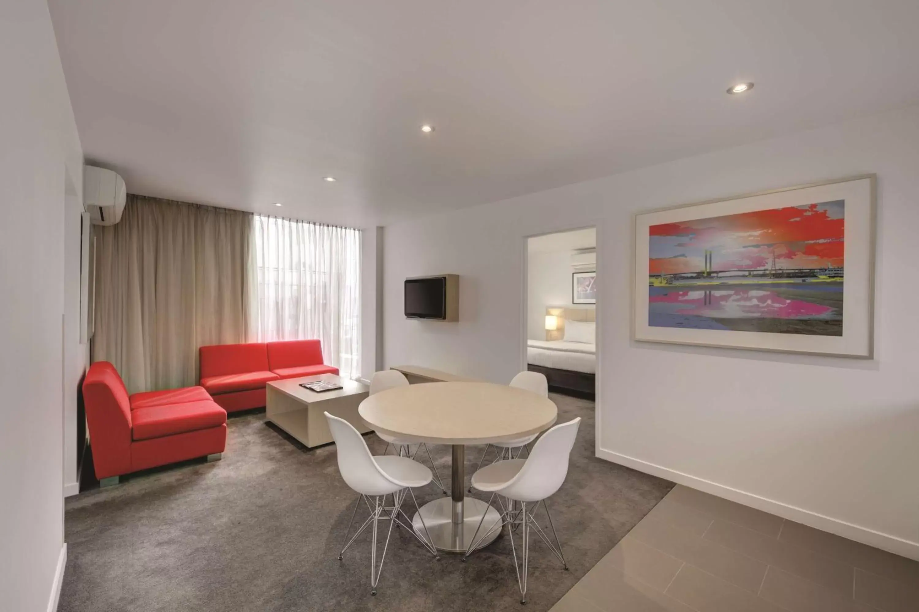Bedroom, Seating Area in Travelodge Hotel Melbourne Docklands