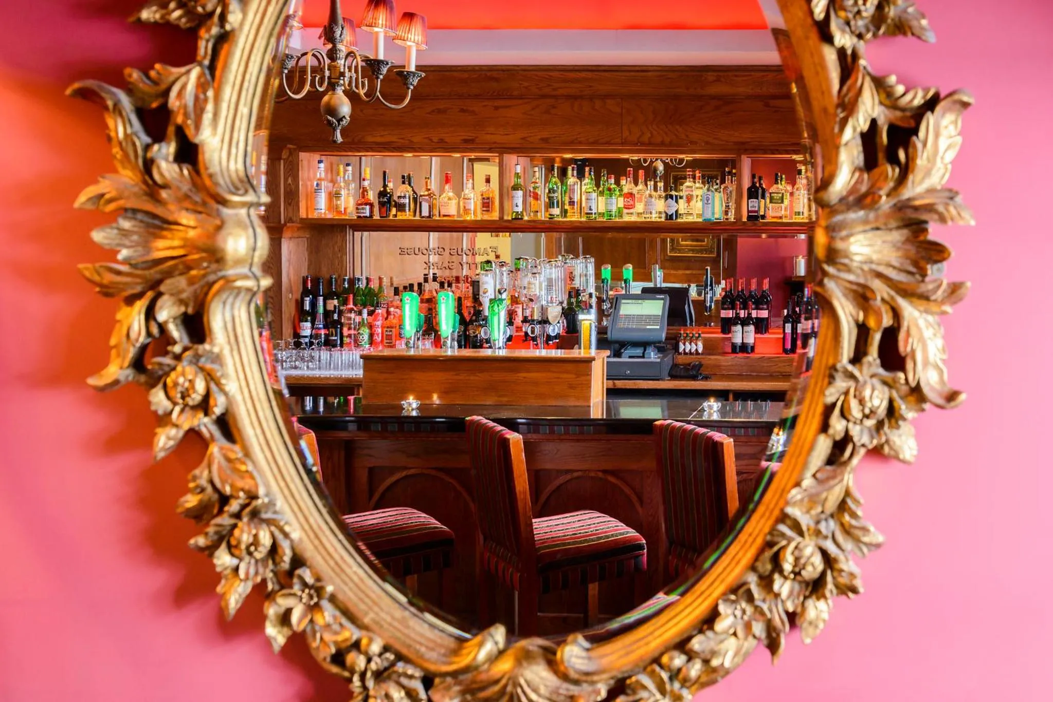 Lounge or bar in Scott's Hotel