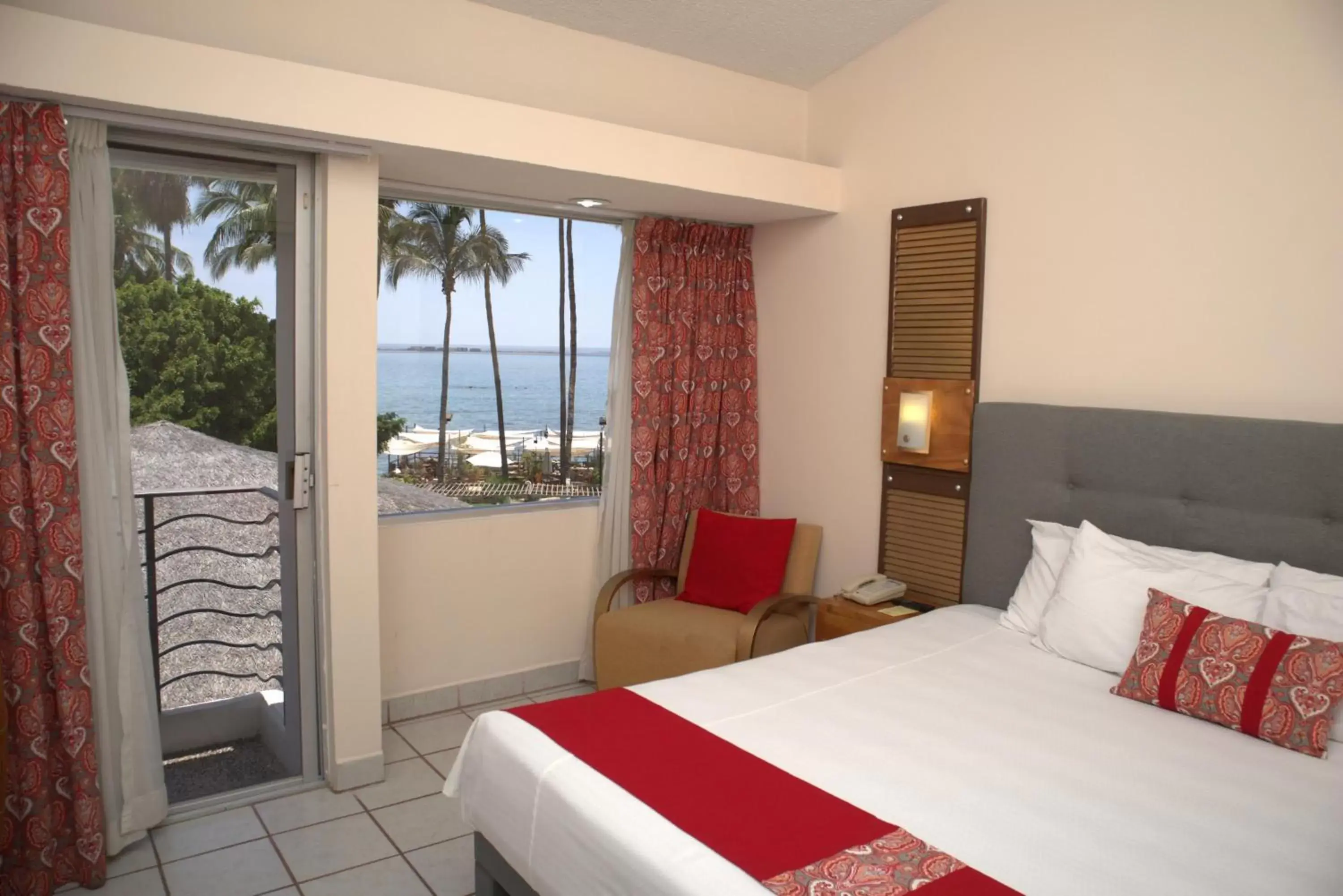 Bed in La Concha Beach Hotel & Club