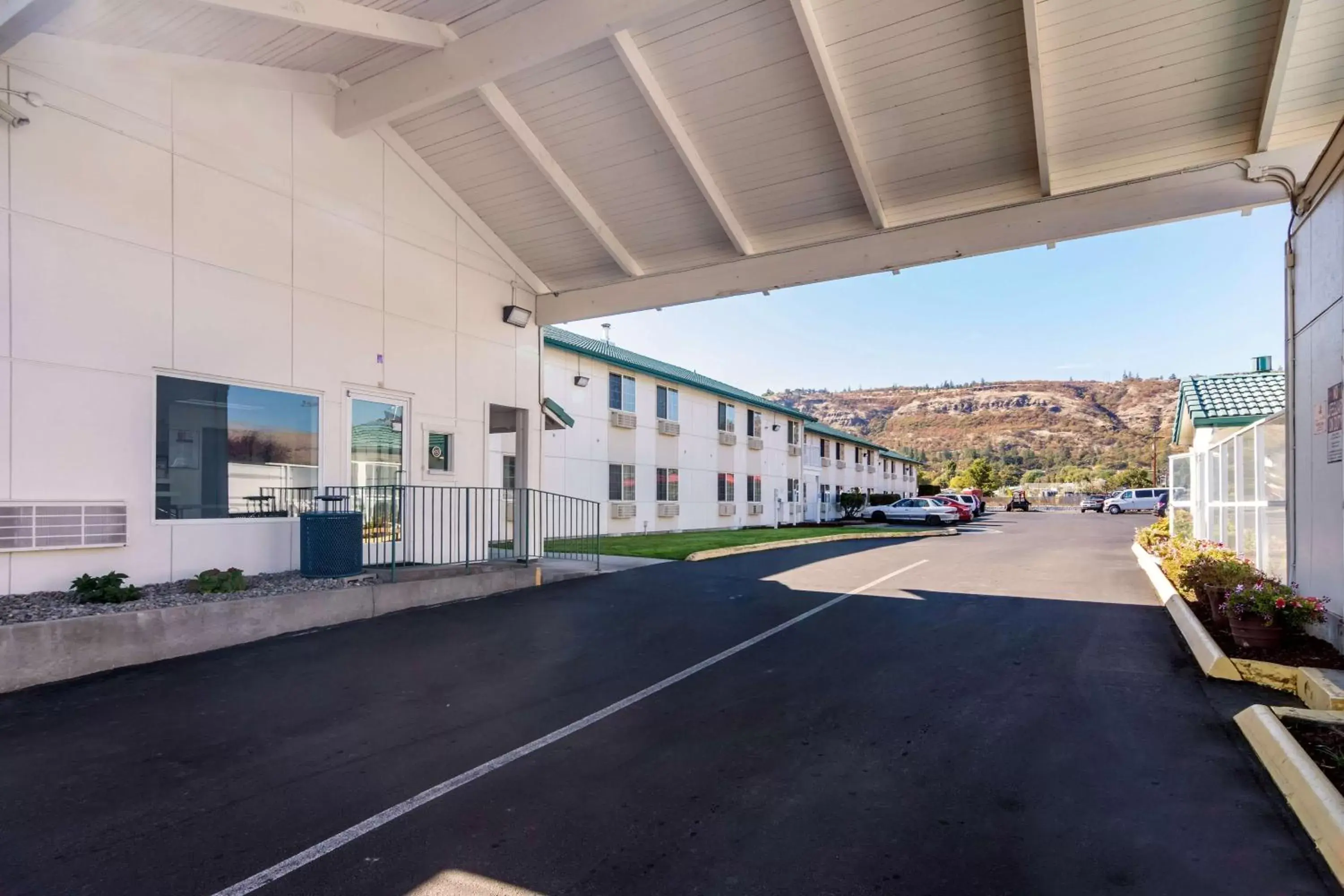 Property building in Motel 6-The Dalles, OR