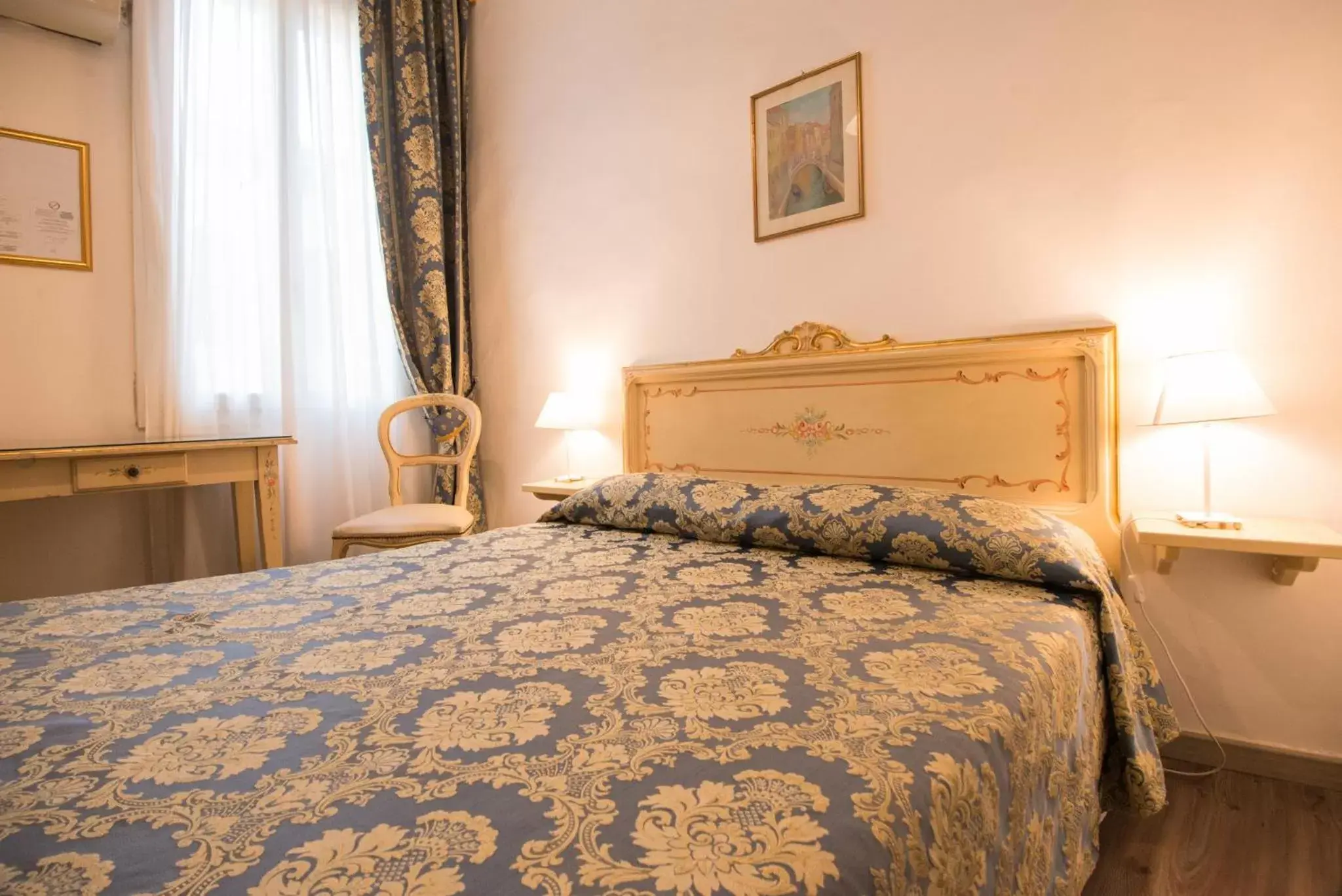 Photo of the whole room, Bed in Albergo Casa Peron