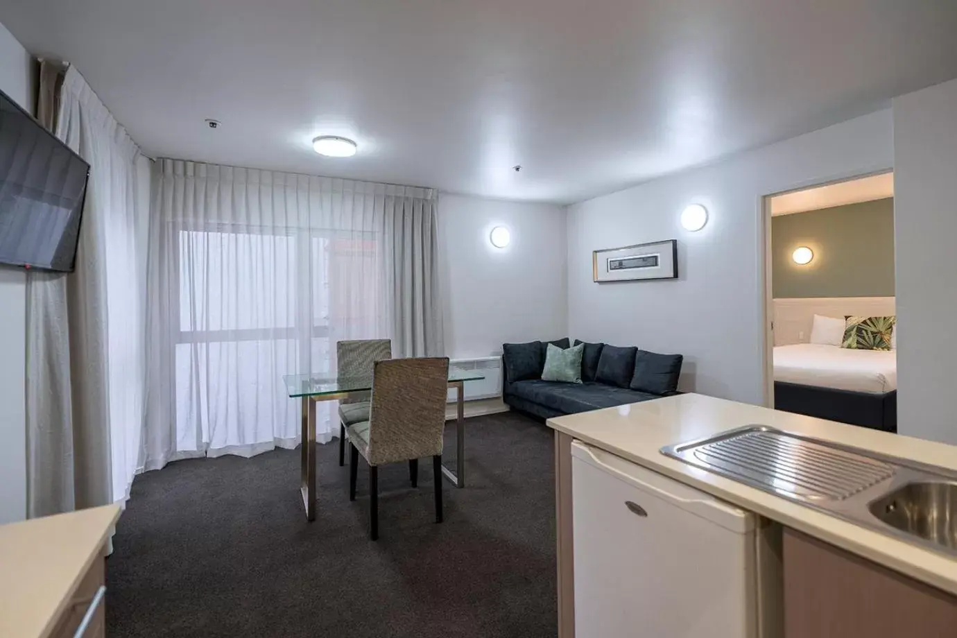 Living room, Kitchen/Kitchenette in Mercure Wellington Central City Hotel and Apartments