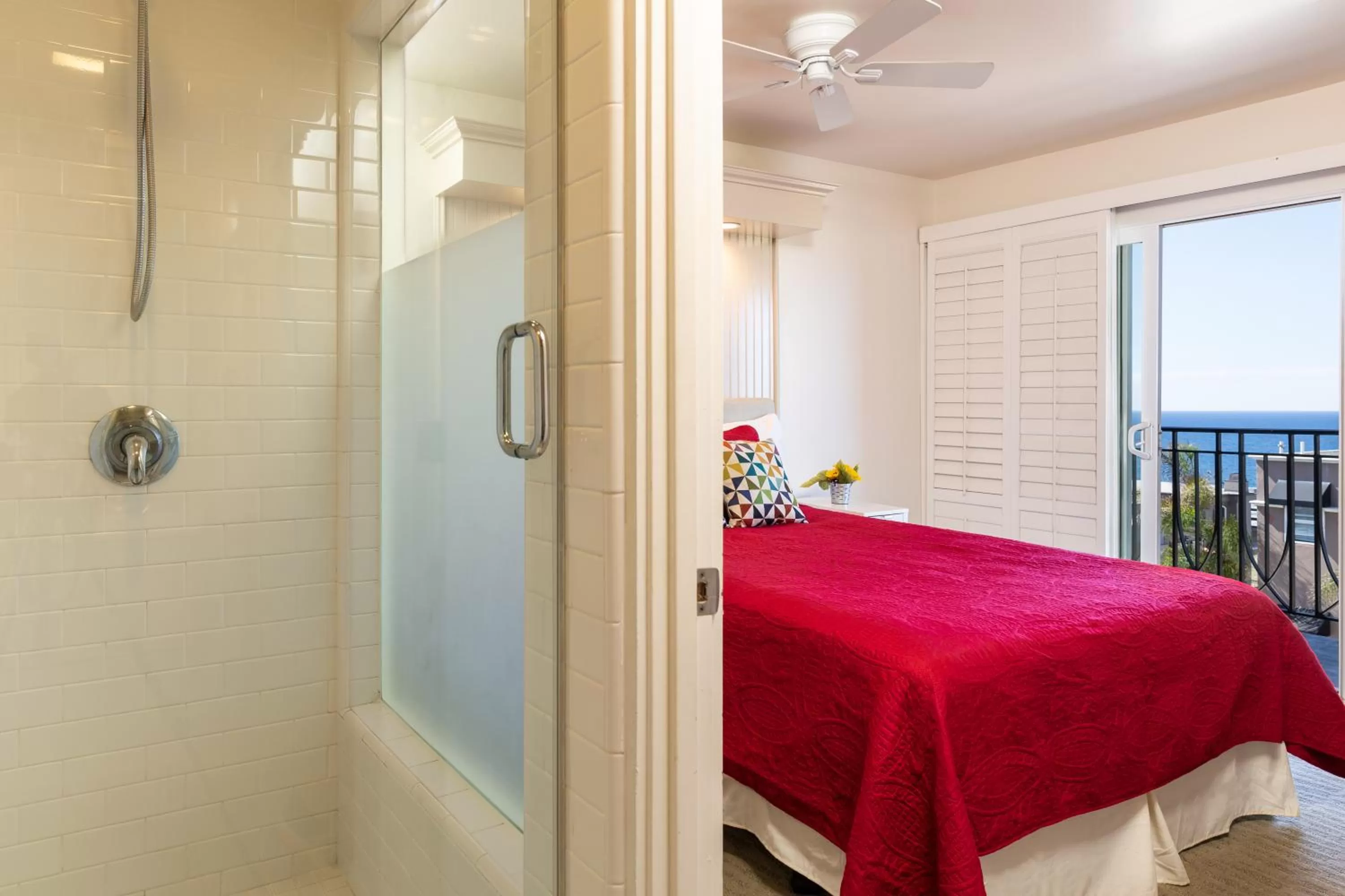 Bathroom, Bed in The Sea View Inn At The Beach