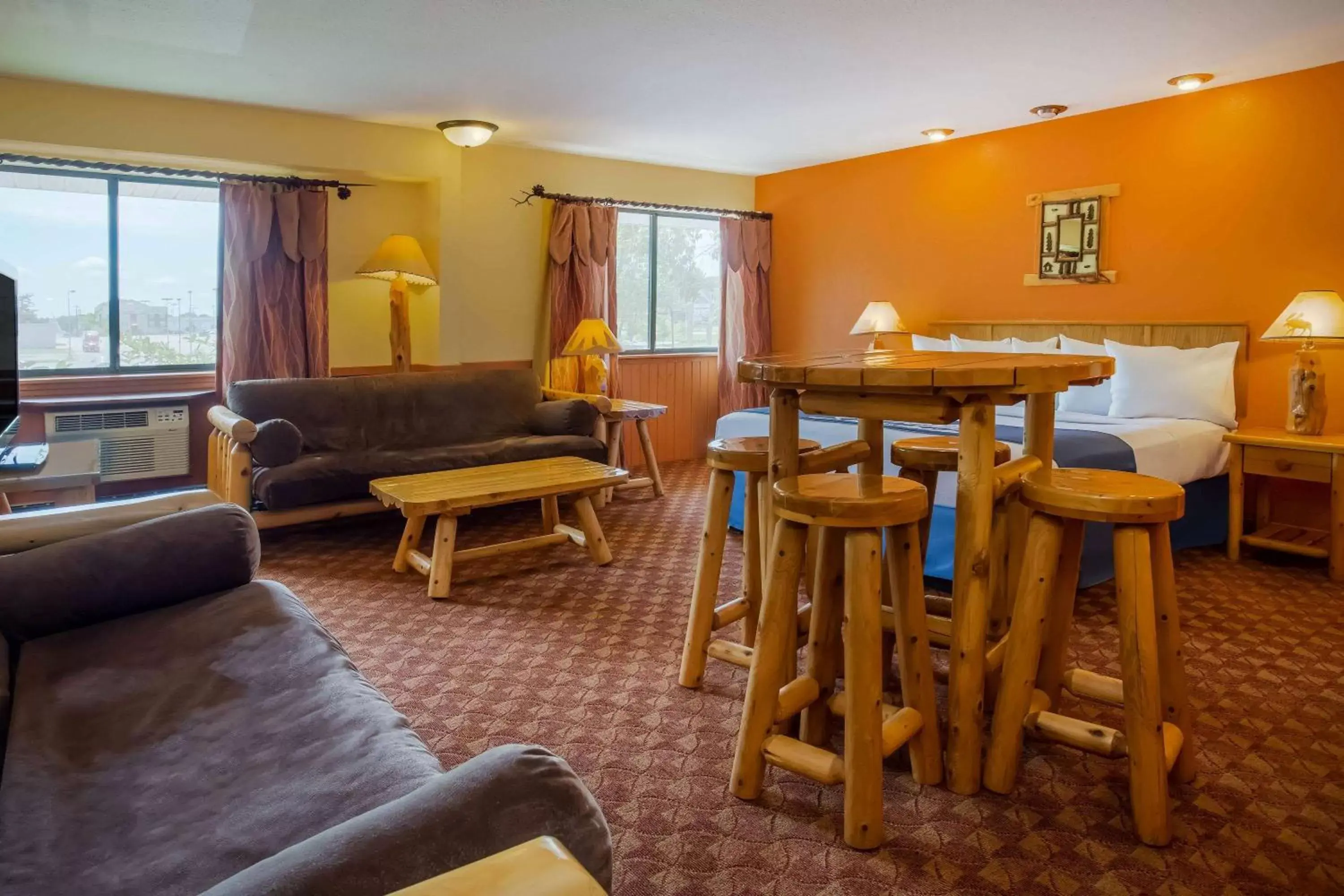 Photo of the whole room, Seating Area in Days Inn & Suites by Wyndham Stevens Point